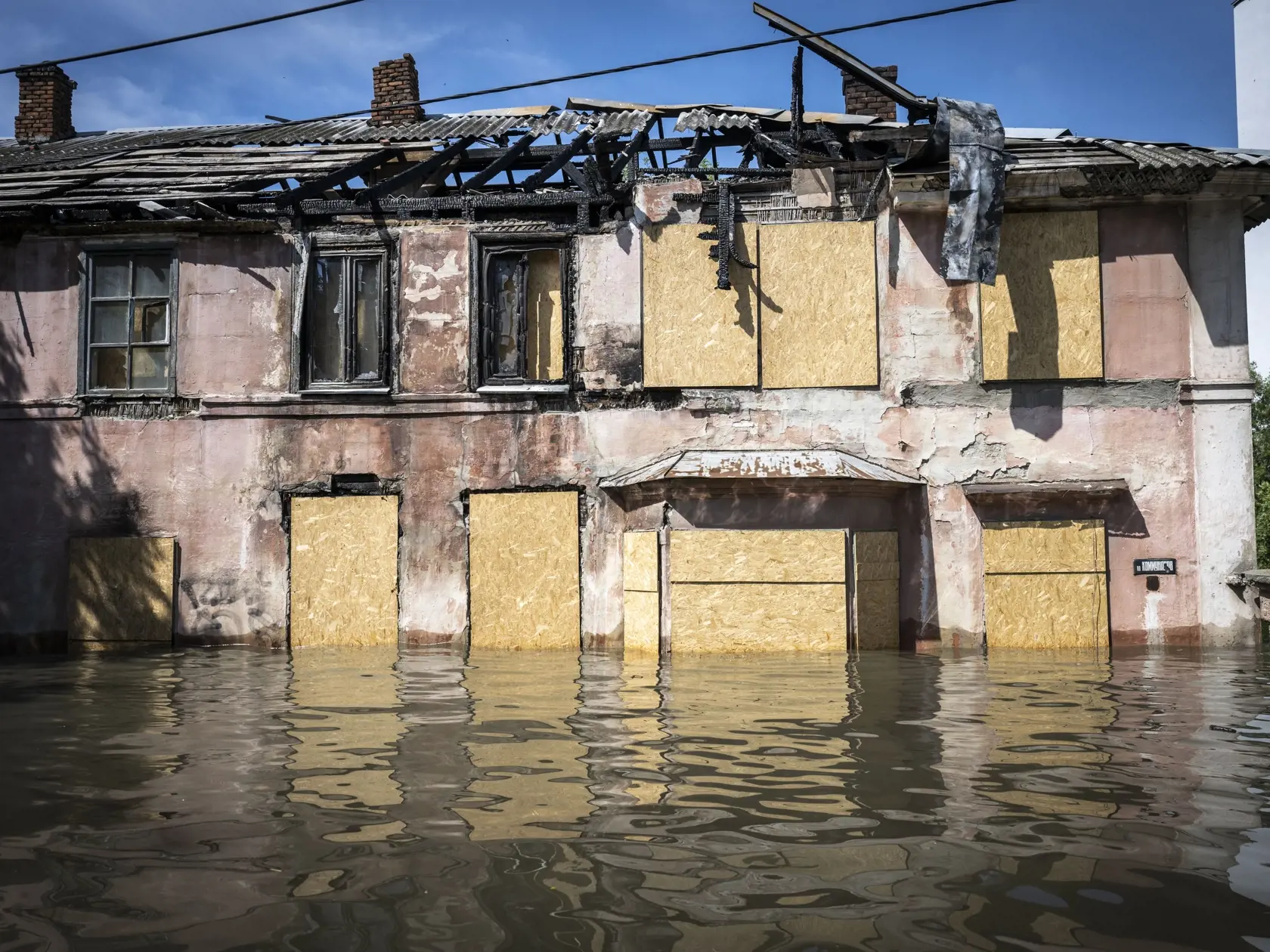 Situácia na zaplavenom území je momentálne veľmi vážna. Podľa tamojších záchranárov, ktorí evakuujú obyvateľov zaplavených dedín in nenapomáha ani fakt, že sa v okolí pohybujú míny, ktoré boli na tomto území umiestnené pred časom. Míny ohrozujú životy obyvateľov a daná situácia je pre nich veľmi náročná.