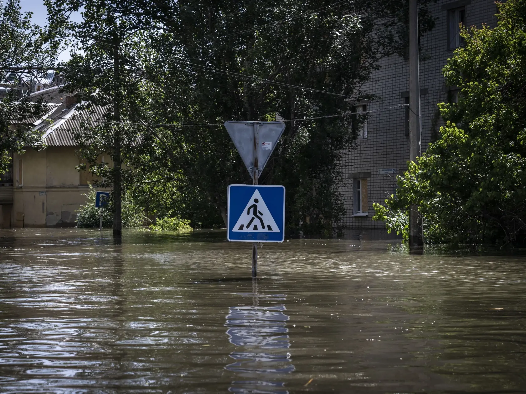 Situácia na zaplavenom území je momentálne veľmi vážna. Podľa tamojších záchranárov, ktorí evakuujú obyvateľov zaplavených dedín in nenapomáha ani fakt, že sa v okolí pohybujú míny, ktoré boli na tomto území umiestnené pred časom. Míny ohrozujú životy obyvateľov a daná situácia je pre nich veľmi náročná.