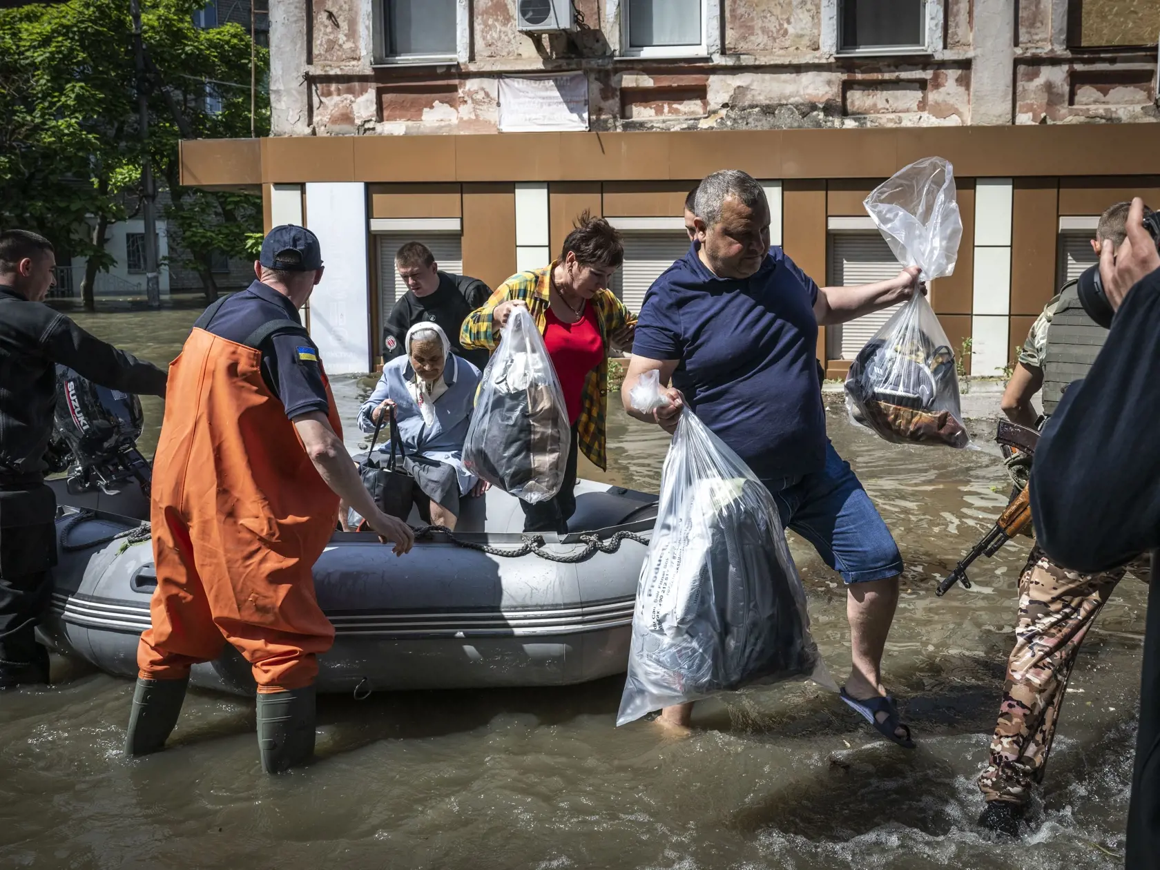 Situácia na zaplavenom území je momentálne veľmi vážna. Podľa tamojších záchranárov, ktorí evakuujú obyvateľov zaplavených dedín in nenapomáha ani fakt, že sa v okolí pohybujú míny, ktoré boli na tomto území umiestnené pred časom. Míny ohrozujú životy obyvateľov a daná situácia je pre nich veľmi náročná.