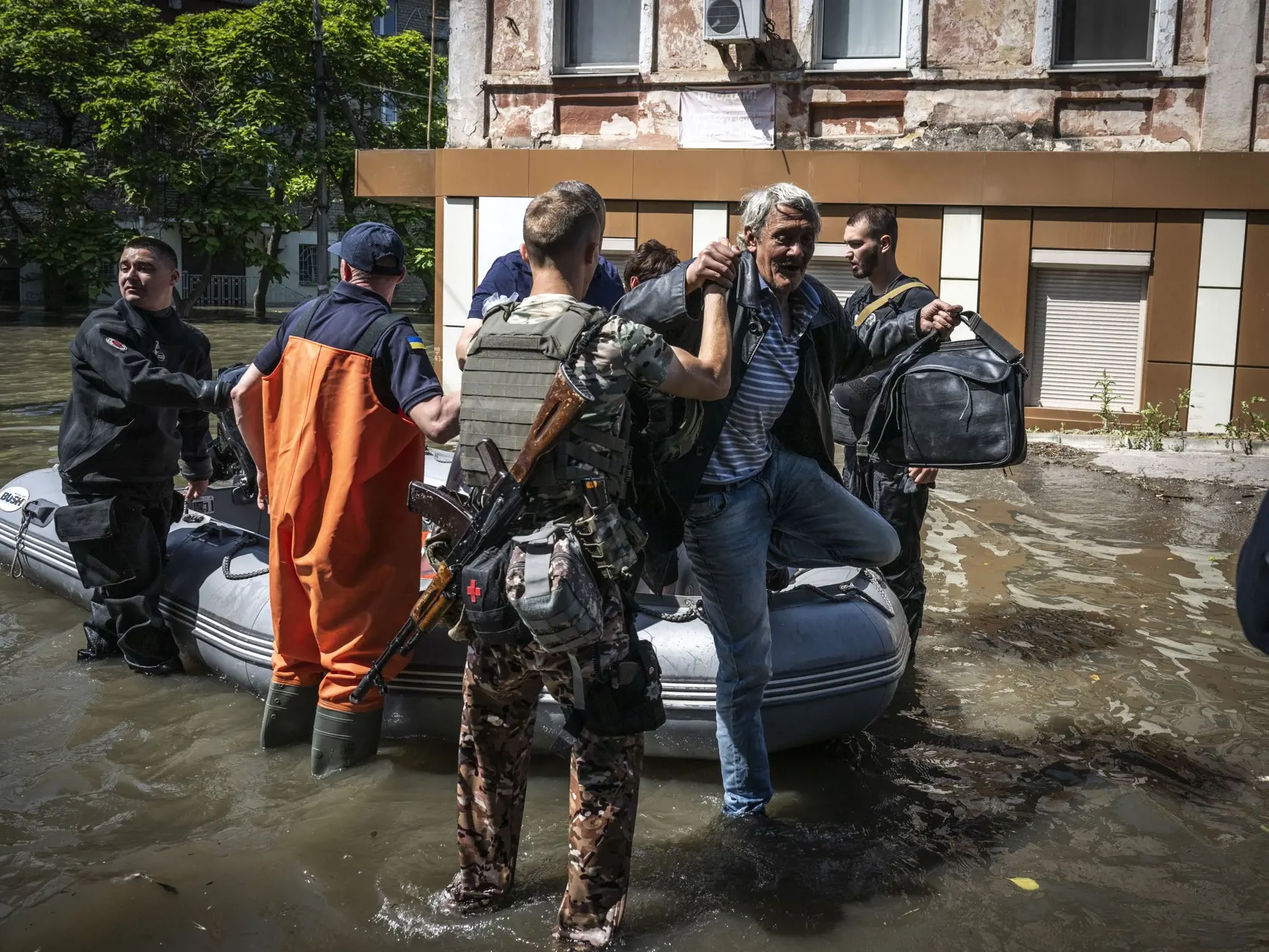 Situácia na zaplavenom území je momentálne veľmi vážna. Podľa tamojších záchranárov, ktorí evakuujú obyvateľov zaplavených dedín in nenapomáha ani fakt, že sa v okolí pohybujú míny, ktoré boli na tomto území umiestnené pred časom. Míny ohrozujú životy obyvateľov a daná situácia je pre nich veľmi náročná.
