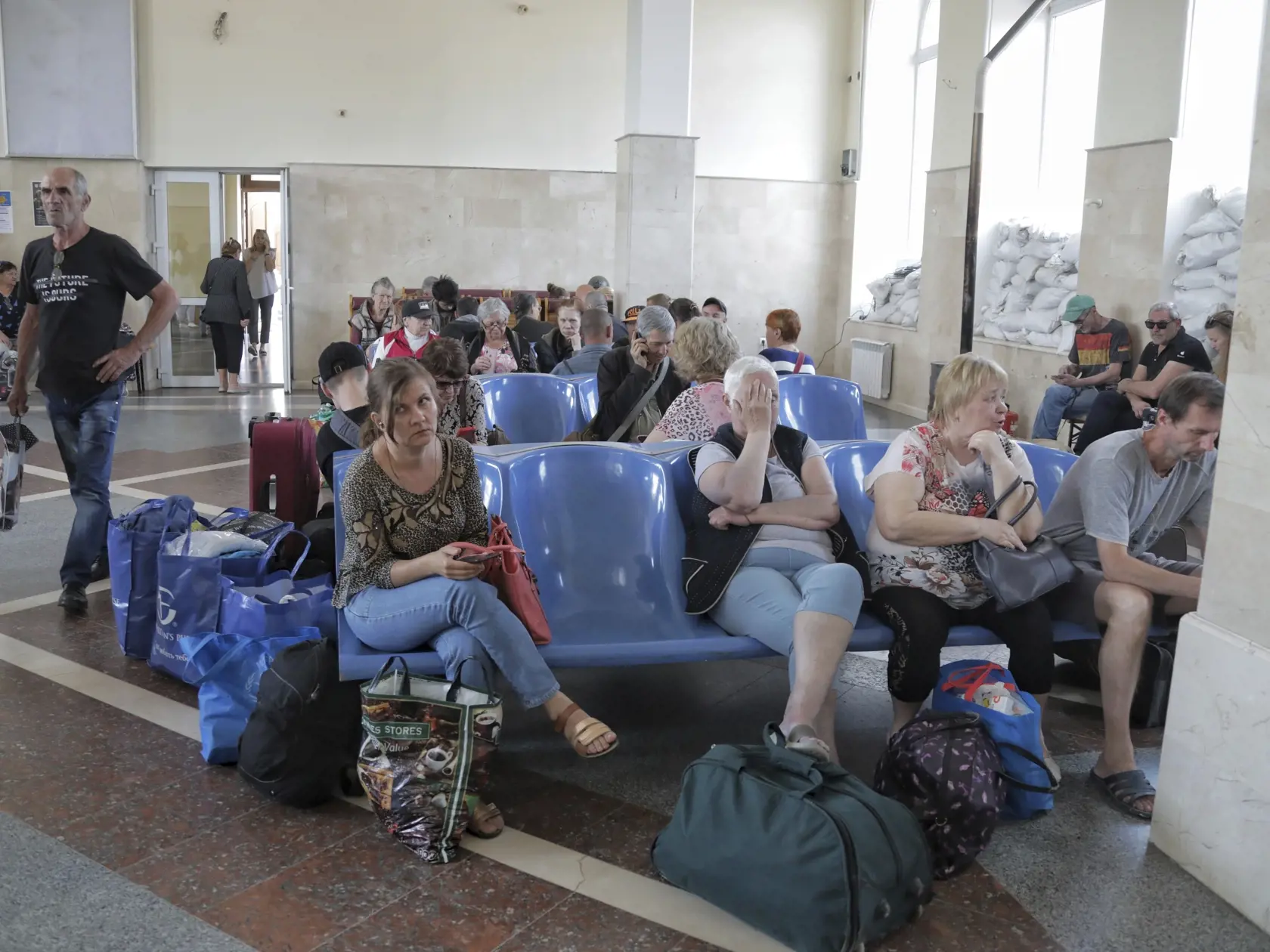 Ukrajinské ministerstvo vnútra  vyzvalo desať dedín na pravom brehu rieky, ako aj časti mesta Cherson aby všetko opustili a utiekli zo svojich domovov. Ďalší veľký problém je aj ten, že ľudia v celom regióne nemajú elektrinu a musia opustiť zatopené domy. Počas evakuačných prác sú viacerí obyvatelia nútení nechať doma aj svojim domácich miláčikov, ktorí sa pravdepodobne na následky katastrofy utopia.