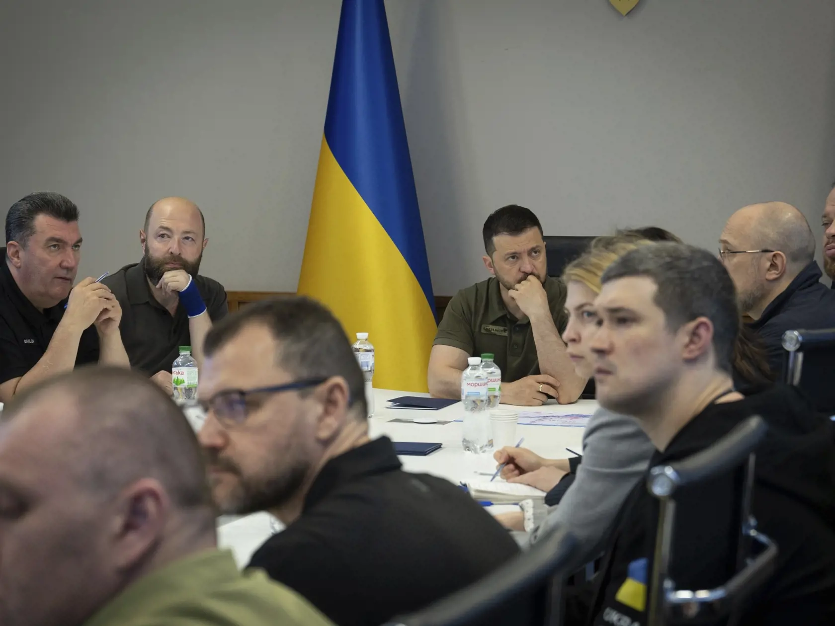 Ukrajinské ministerstvo vnútra  vyzvalo desať dedín na pravom brehu rieky, ako aj časti mesta Cherson aby všetko opustili a utiekli zo svojich domovov. Ďalší veľký problém je aj ten, že ľudia v celom regióne nemajú elektrinu a musia opustiť zatopené domy. Počas evakuačných prác sú viacerí obyvatelia nútení nechať doma aj svojim domácich miláčikov, ktorí sa pravdepodobne na následky katastrofy utopia.