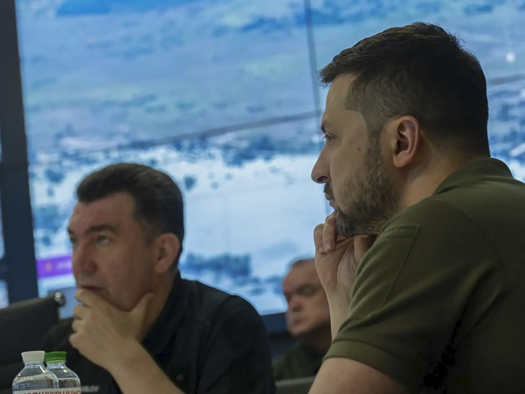 Ukrajinské ministerstvo vnútra  vyzvalo desať dedín na pravom brehu rieky, ako aj časti mesta Cherson aby všetko opustili a utiekli zo svojich domovov. Ďalší veľký problém je aj ten, že ľudia v celom regióne nemajú elektrinu a musia opustiť zatopené domy. Počas evakuačných prác sú viacerí obyvatelia nútení nechať doma aj svojim domácich miláčikov, ktorí sa pravdepodobne na následky katastrofy utopia.