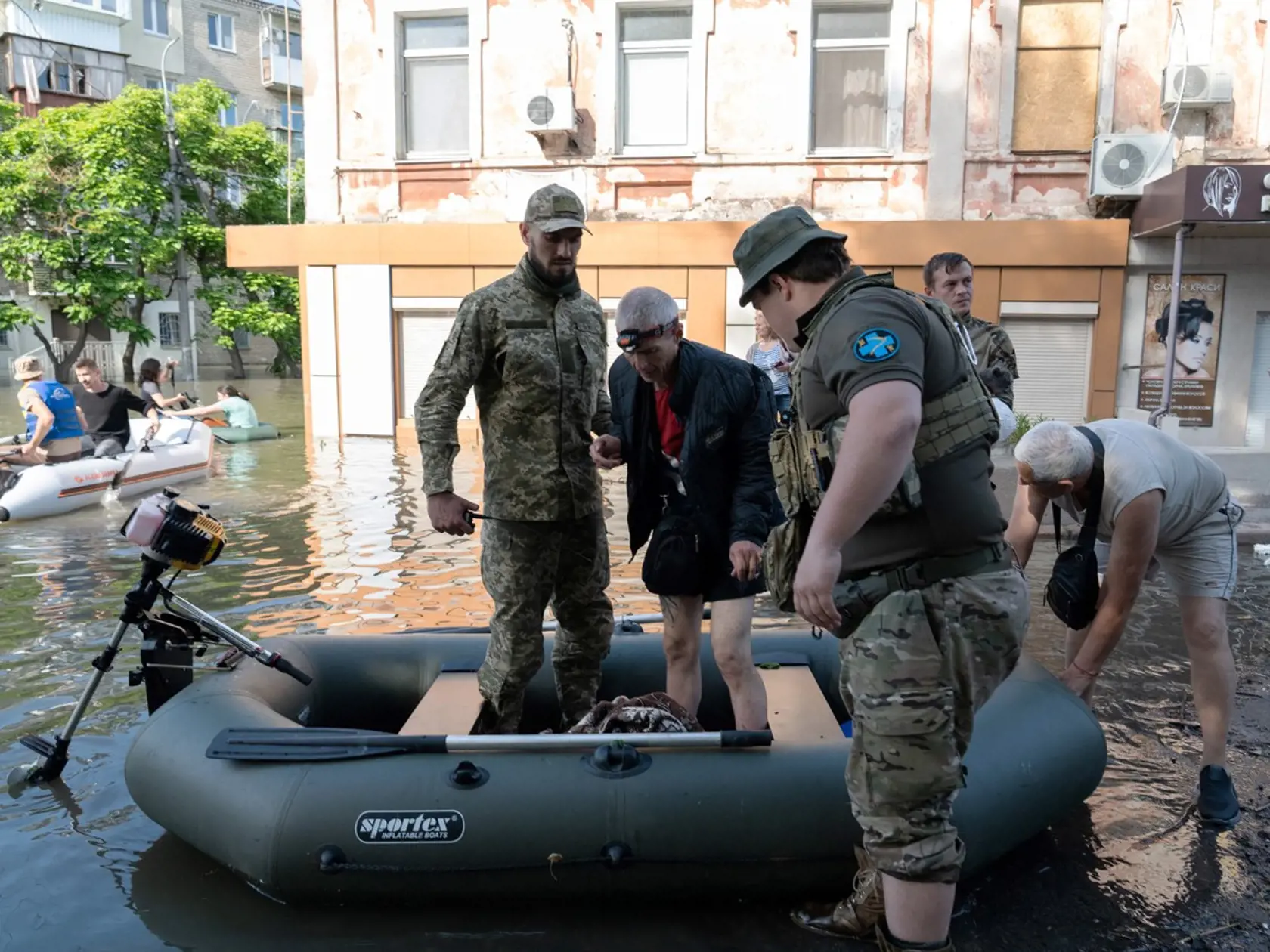 Situácia na zaplavenom území na Ukrajine je momentálne veľmi vážna. Podľa tamojších záchranárov, ktorí evakuujú obyvateľov zaplavených dedín in nenapomáha ani fakt, že sa v okolí pohybujú míny, ktoré boli na tomto území umiestnené pred časom. Míny ohrozujú životy obyvateľov a daná situácia je pre nich veľmi náročná.