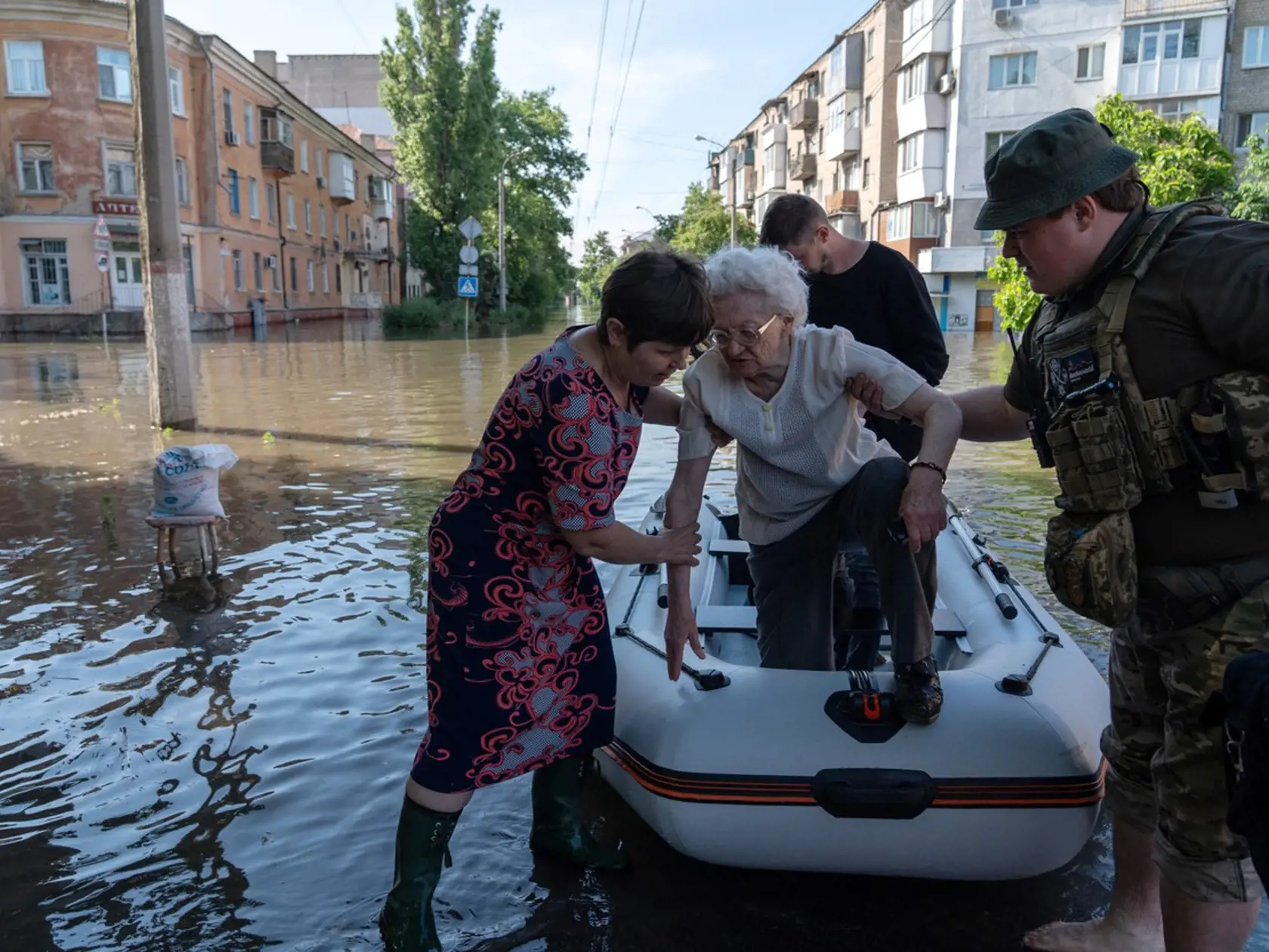 Situácia na zaplavenom území na Ukrajine je momentálne veľmi vážna. Podľa tamojších záchranárov, ktorí evakuujú obyvateľov zaplavených dedín in nenapomáha ani fakt, že sa v okolí pohybujú míny, ktoré boli na tomto území umiestnené pred časom. Míny ohrozujú životy obyvateľov a daná situácia je pre nich veľmi náročná.