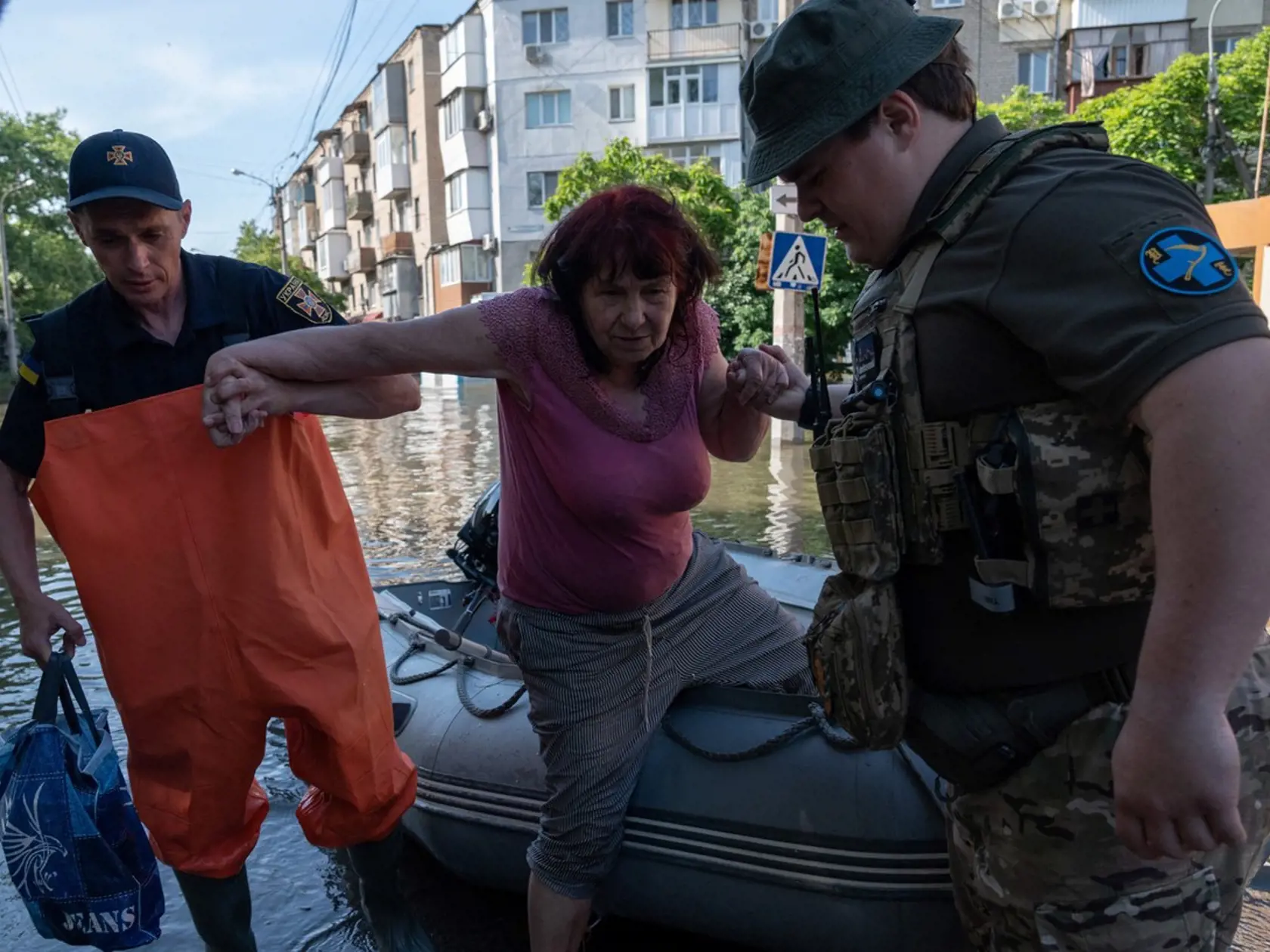 Situácia na zaplavenom území na Ukrajine je momentálne veľmi vážna. Podľa tamojších záchranárov, ktorí evakuujú obyvateľov zaplavených dedín in nenapomáha ani fakt, že sa v okolí pohybujú míny, ktoré boli na tomto území umiestnené pred časom. Míny ohrozujú životy obyvateľov a daná situácia je pre nich veľmi náročná.