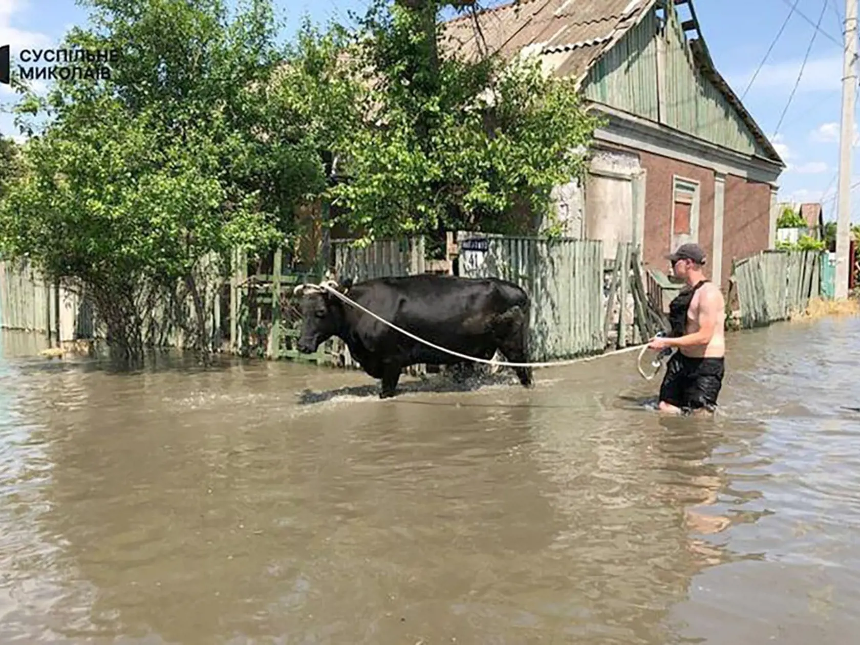 Situácia na zaplavenom území na Ukrajine je momentálne veľmi vážna. Podľa tamojších záchranárov, ktorí evakuujú obyvateľov zaplavených dedín in nenapomáha ani fakt, že sa v okolí pohybujú míny, ktoré boli na tomto území umiestnené pred časom. Míny ohrozujú životy obyvateľov a daná situácia je pre nich veľmi náročná.