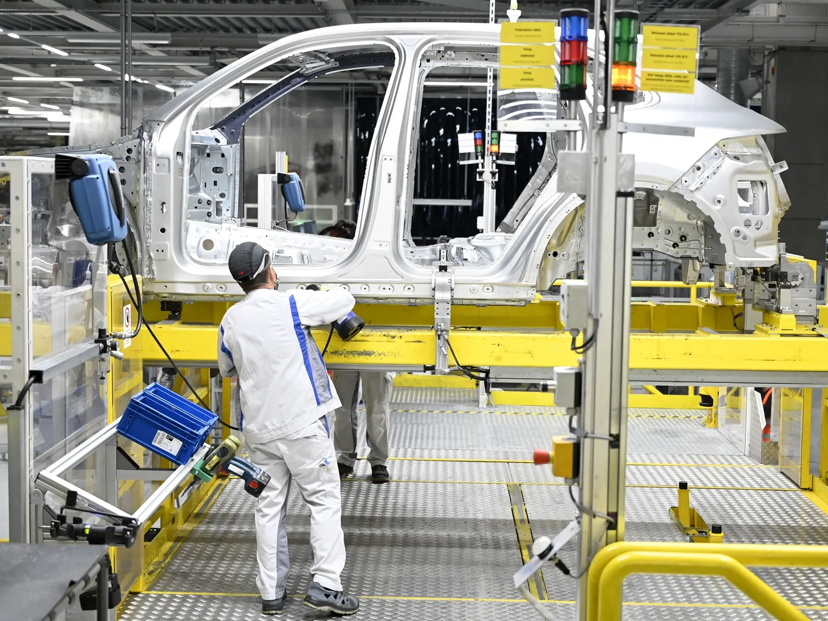 Zamestnanci spoločnosti Volkswagen Slovakia pracujú na výrobnej linke po tom, čo spoločnosť opätovne spustila výrobu v ďalších segmentoch prerušenú pre pandémiu nového koronavírusu, 28. apríla 2020 v Bratislave. FOTO TASR