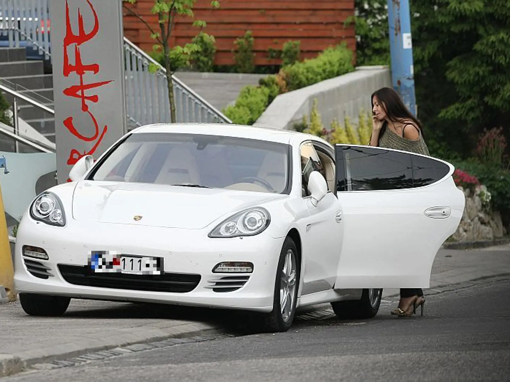 Porsche Panamera: Pri vystupovaní z tohto
športového fára sme ešte v roku 2010 odfotili
Malchárkovu manželku Sofiu. Pre Malchárka sú príznačné
čísla 111 na evidenčnom čísle. Najlacnejšia verzia tohto
Porsche stojí podľa oficiálnej stránky výrobcu vyše
78-tisíc eur, najdrahšie zasa vyše 170-tisíc eur.