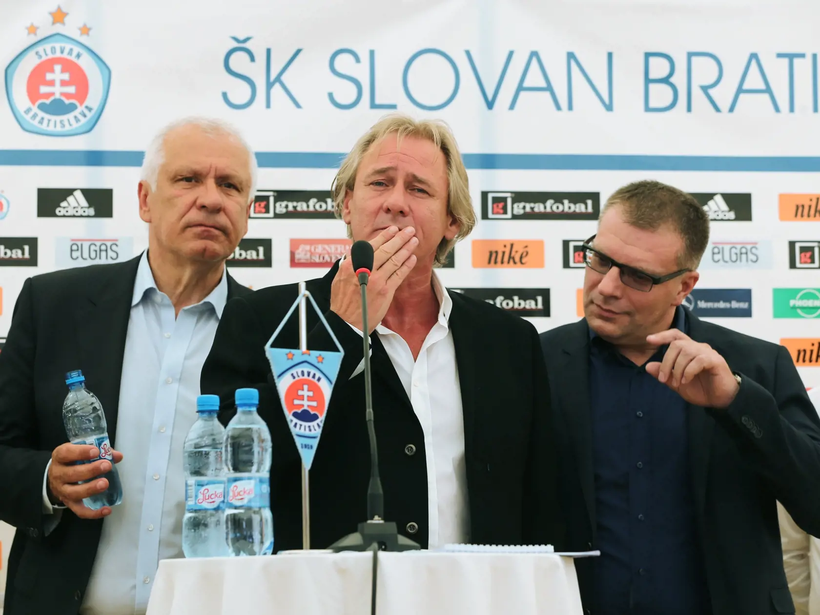 Šport: Tlačová konferencia k zahájeniu sanácie futbalového štadiónu ŠK SLOVAN Bratislava na mieste ktorého má vyrásť nový národný futbalový štadión.