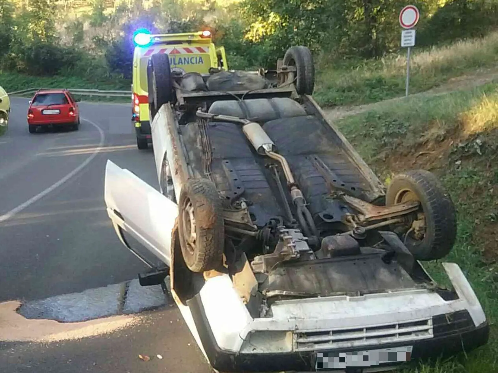 Po nehode v Bojniciach zostal osobný automobil prevrátený na streche