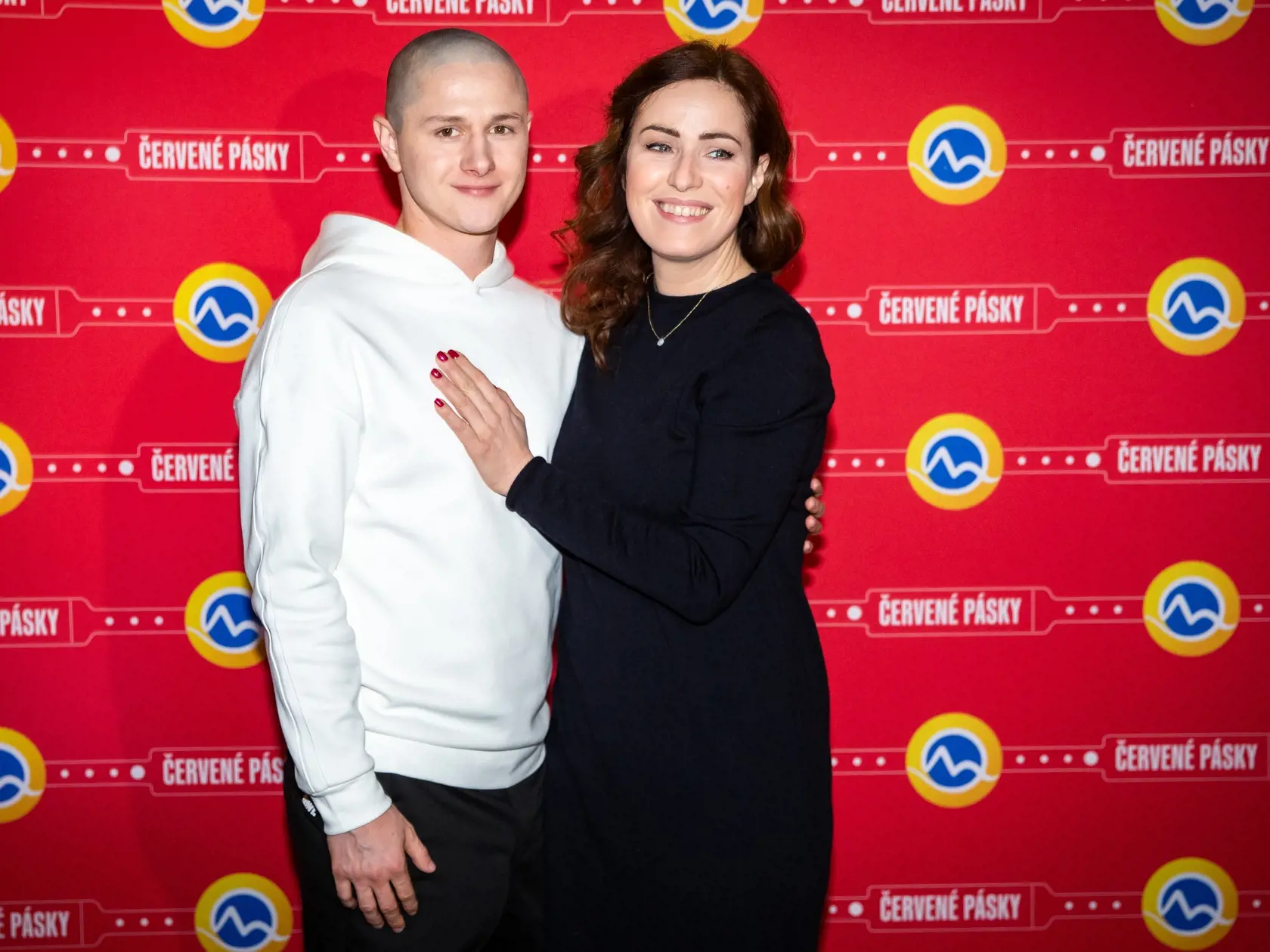Premiéra seriálu "Červené pásky" v jednom z bratislavských kinosál. Na snímke Peter Kiss a Soňa Norisová.