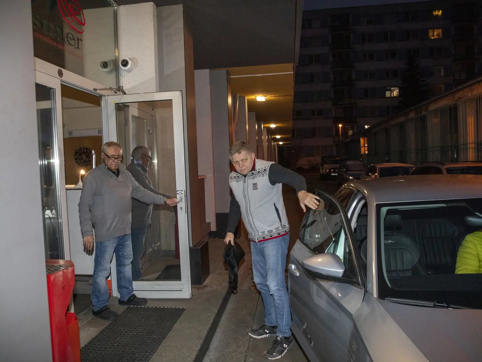 Na snímke je poslanec Róbert Fico, ktorý prichádza na jednanie s poslancom Tomášom Tarabom do centrály Smeru na Súmračnej ulici.