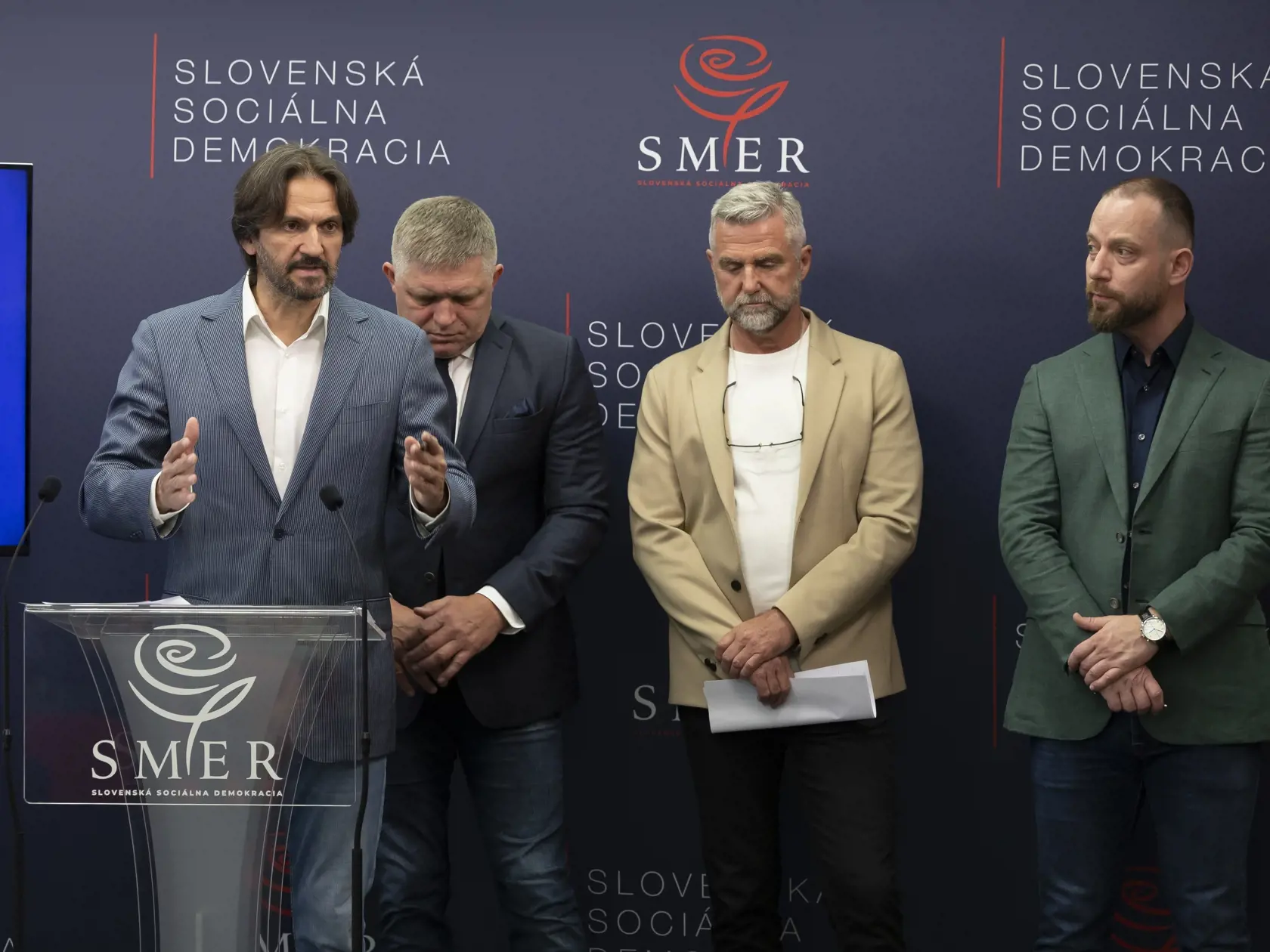 Tlačová konferencia politickej strany SMER Slovenská sociálna demokracia na tému rozsudku v kauze objednávky vraždy Jána Kuciaka a Martiny Kušnírovej a prípadnej inej verzii, ktorej nebola venovaná pozornosť. Na snímke zľava je Robert Kaliňák, Robert Fico, Tibor Gašpar a Marek Para. 