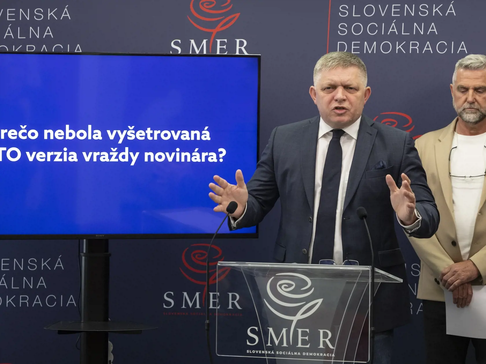 Tlačová konferencia politickej strany SMER Slovenská sociálna demokracia na tému rozsudku v kauze objednávky vraždy Jána Kuciaka a Martiny Kušnírovej a prípadnej inej verzii, ktorej nebola venovaná pozornosť. Na snímke zľava je Robert Fico a Tibor Gašpar, 