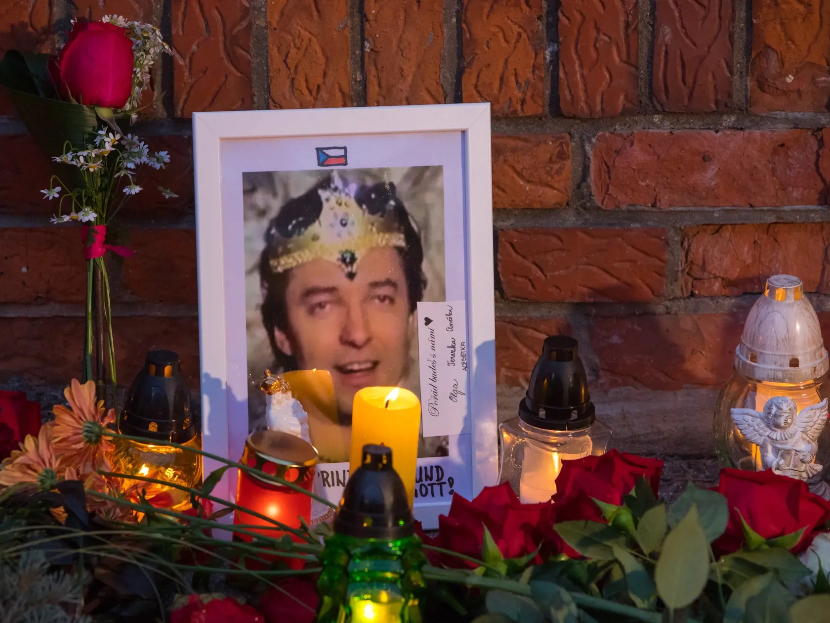 Rozlúčka so zosnulým spevákom Karlom Gottom pred jeho domom v Prahe - Nad Bertramkou. Stovky fanúšikov prišlo vzdať hold československej hudobnej legende. 