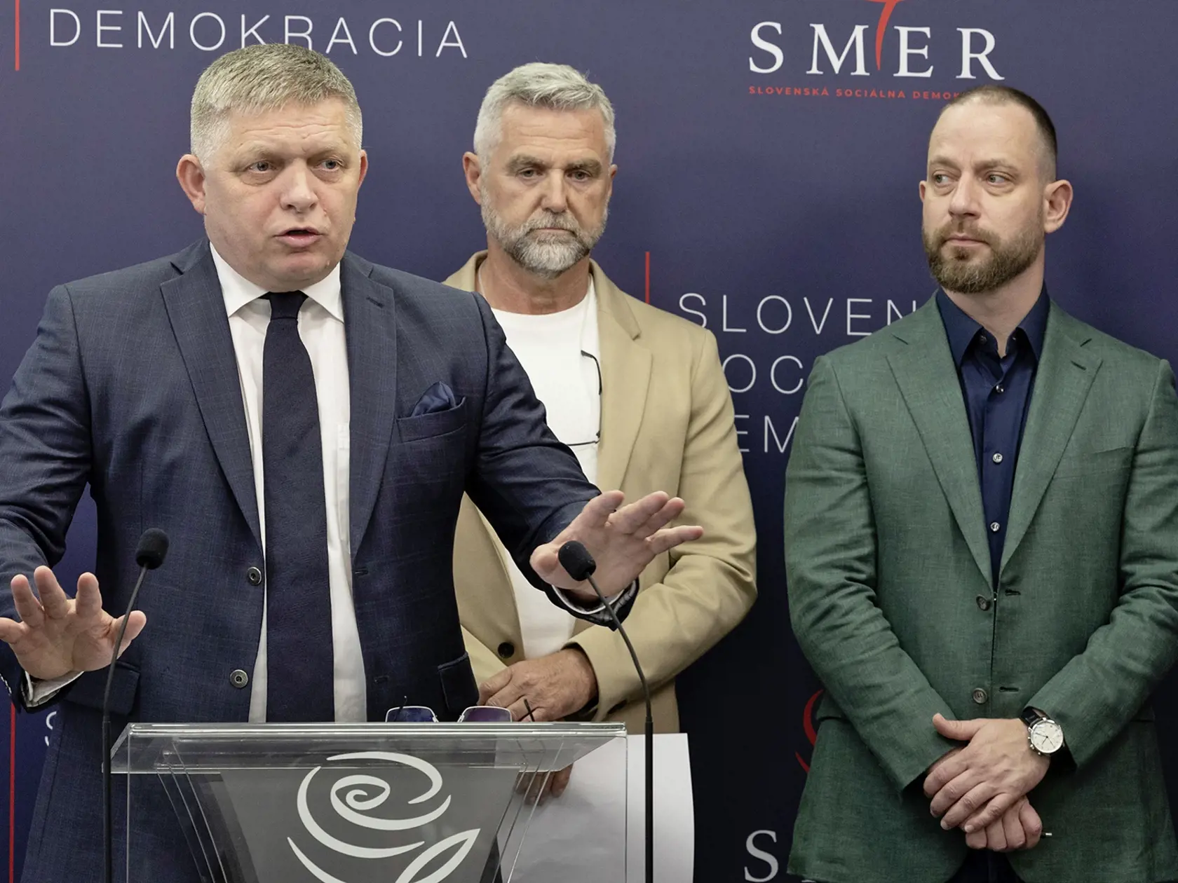 Zdá sa, že Robert Fico, Tibor Gašpar, Robert Kaliňák a advokát Marek Para už dopúšťali nahrávky, z ktorých sa národu na celkom pravidelnej báze prihovárali hlasy niekoľkých vyšetrovateľov NAKA. Vec sa prešetruje pre podozrenie zo spáchania prečinu ohrozenia dôvernej a vyhradenej skutočnosti.