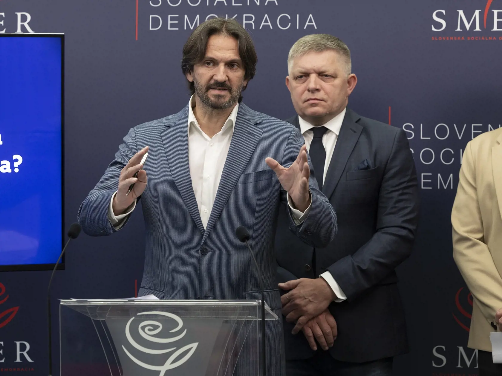Tlačová konferencia politickej strany SMER Slovenská sociálna demokracia na tému rozsudku v kauze objednávky vraždy Jána Kuciaka a Martiny Kušnírovej a prípadnej inej verzii, ktorej nebola venovaná pozornosť. Na snímke zľava je Robert Kaliňák, Robert Fico a Tibor Gašpar.