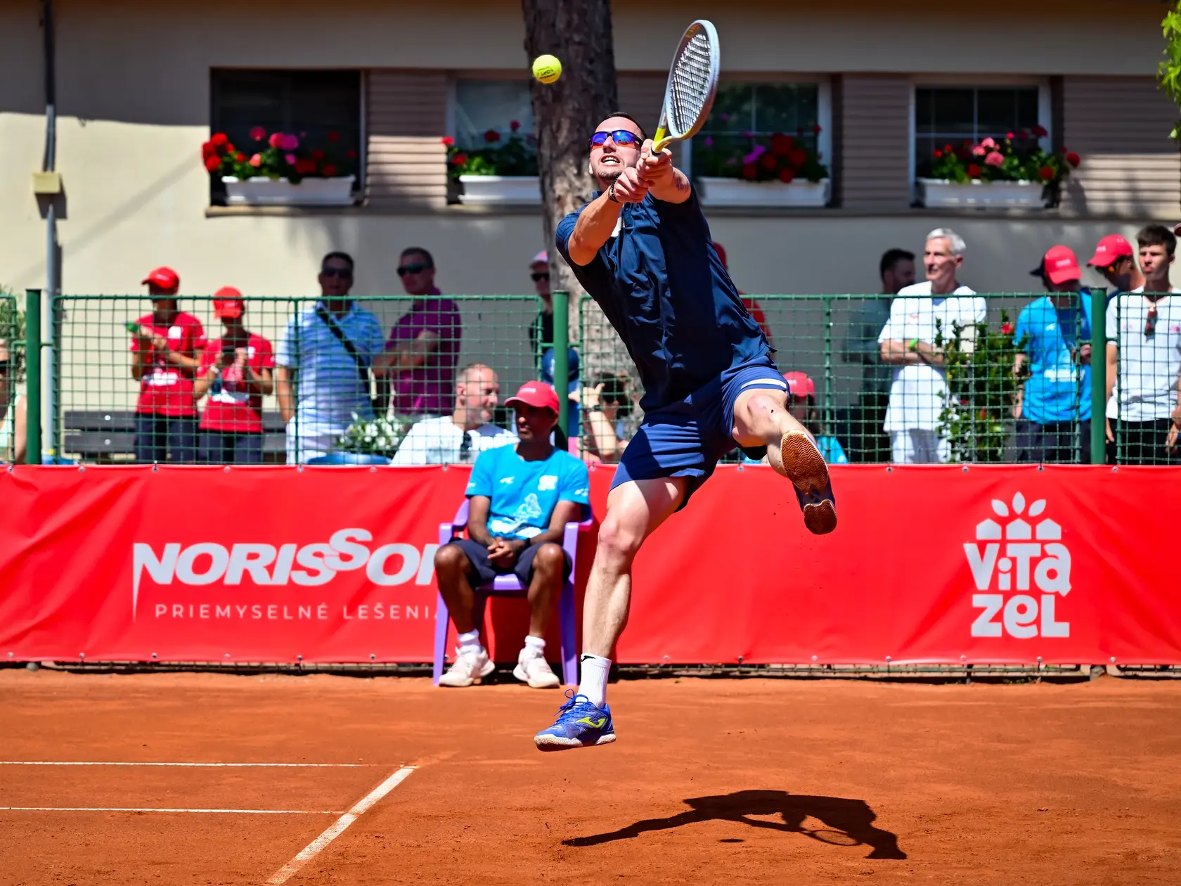 Na snímke slovenský tenista Filip Polášek odvracia úder počas rozlúčkového zápasu v rámci challengerového antukového turnaju Bratislava Open.