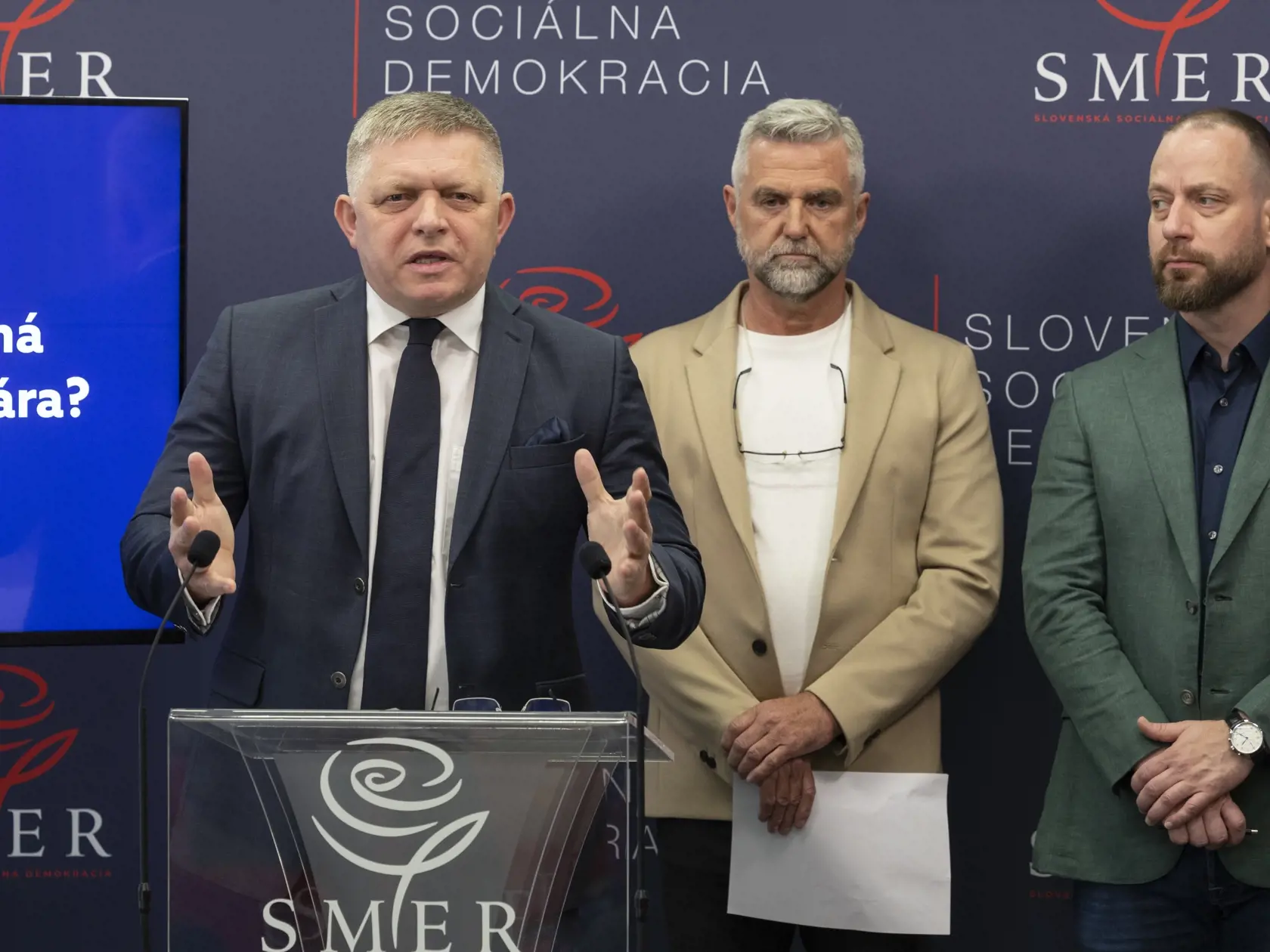 Tlačová konferencia politickej strany SMER Slovenská sociálna demokracia na tému rozsudku v kauze objednávky vraždy Jána Kuciaka a Martiny Kušnírovej a prípadnej inej verzii, ktorej nebola venovaná pozornosť. Na snímke zľava je Robert Fico, Tibor Gašpar, Marek Para.