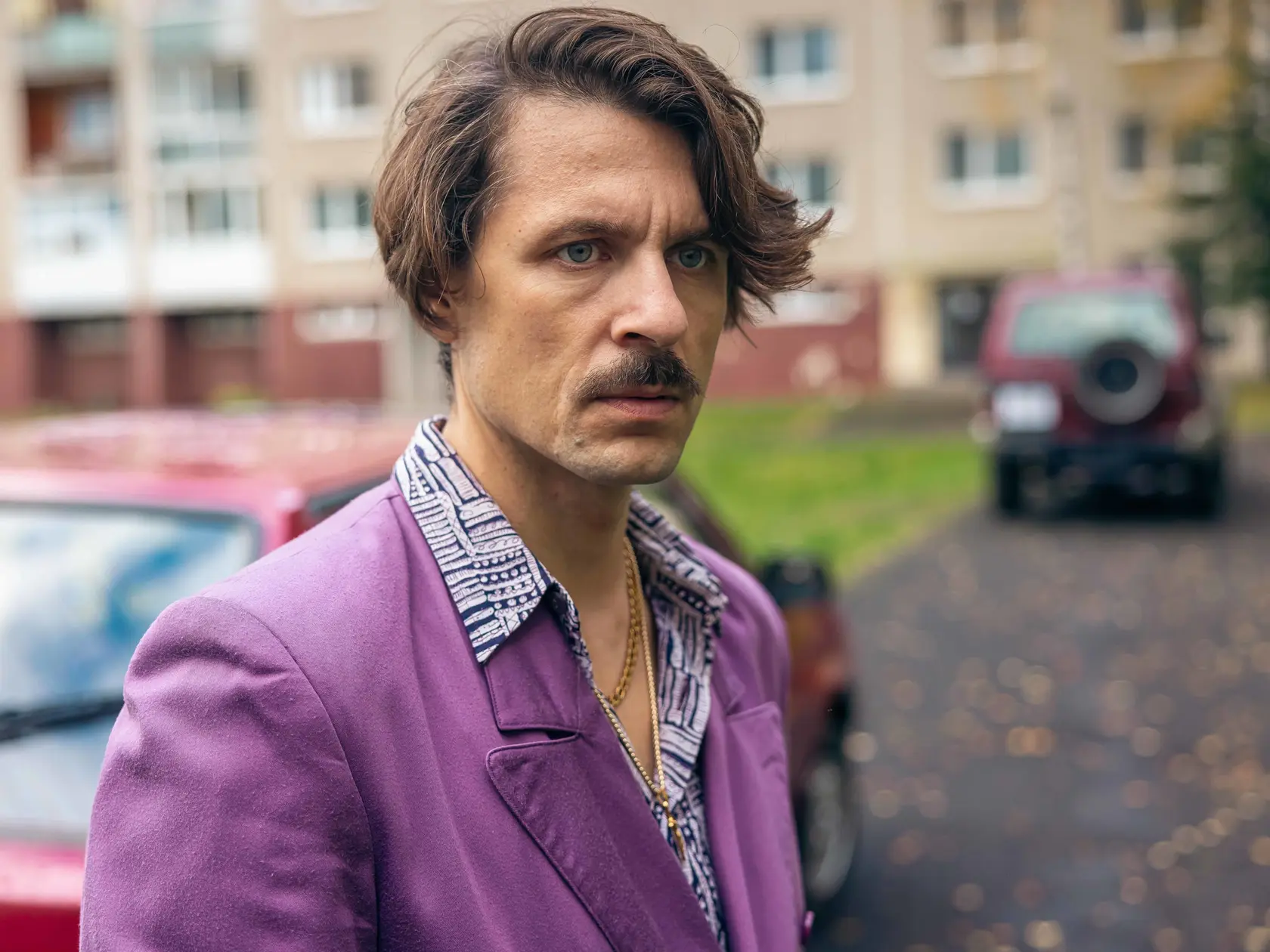 Juraj Loj si vo filme Černák prešiel výraznou premenou. Zmenil sa na poriadne odpudivého a nepríťažlivého chlapíka. 