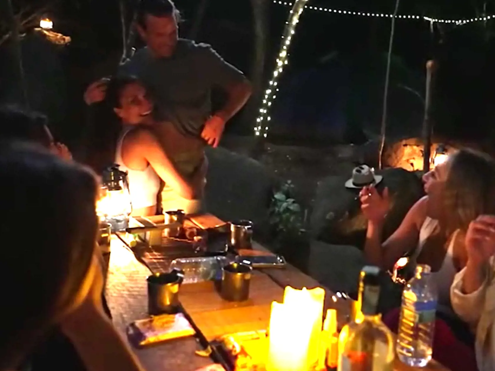Radko sa pred dievčatami prvýkrát opil a poriadne to roztočil. Vyhrnul si tričko a takto sa obtieral o Jennifer.