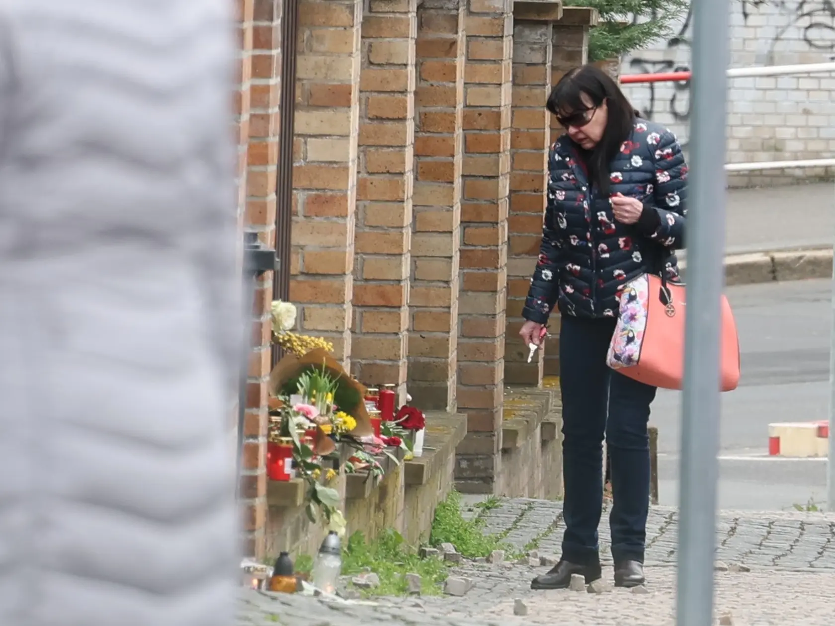 Pred domom manželov Dády a Felixa Slováčkovcov vytvorili ľudia pietne miesto na počesť ich zosnulej dcéry Aničky (†29).