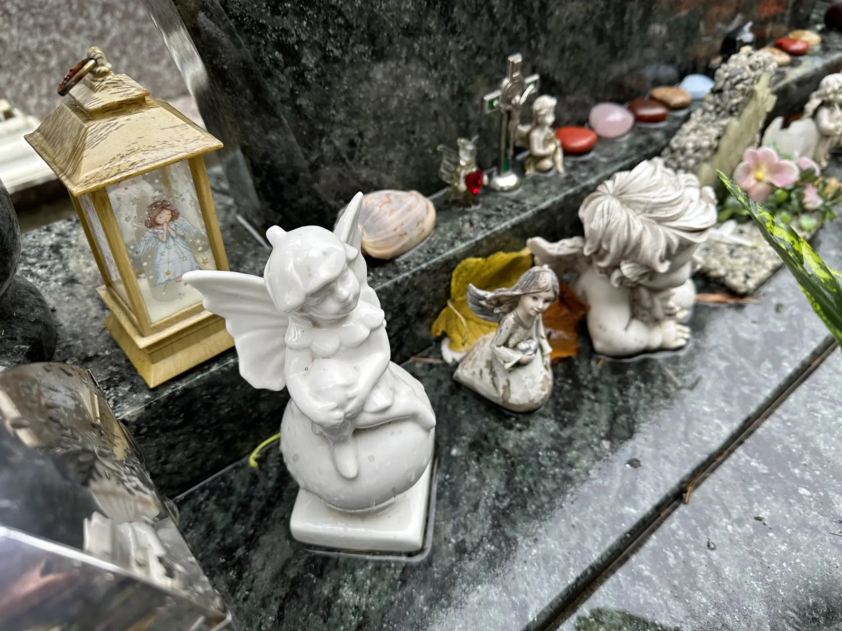 Jej výraznú, neprehliadnuteľnú osobnosť pripomínajú okrem horiacich sviec aj kamienky, srdiečka, anjelikovia či plyšová čierna mačka.