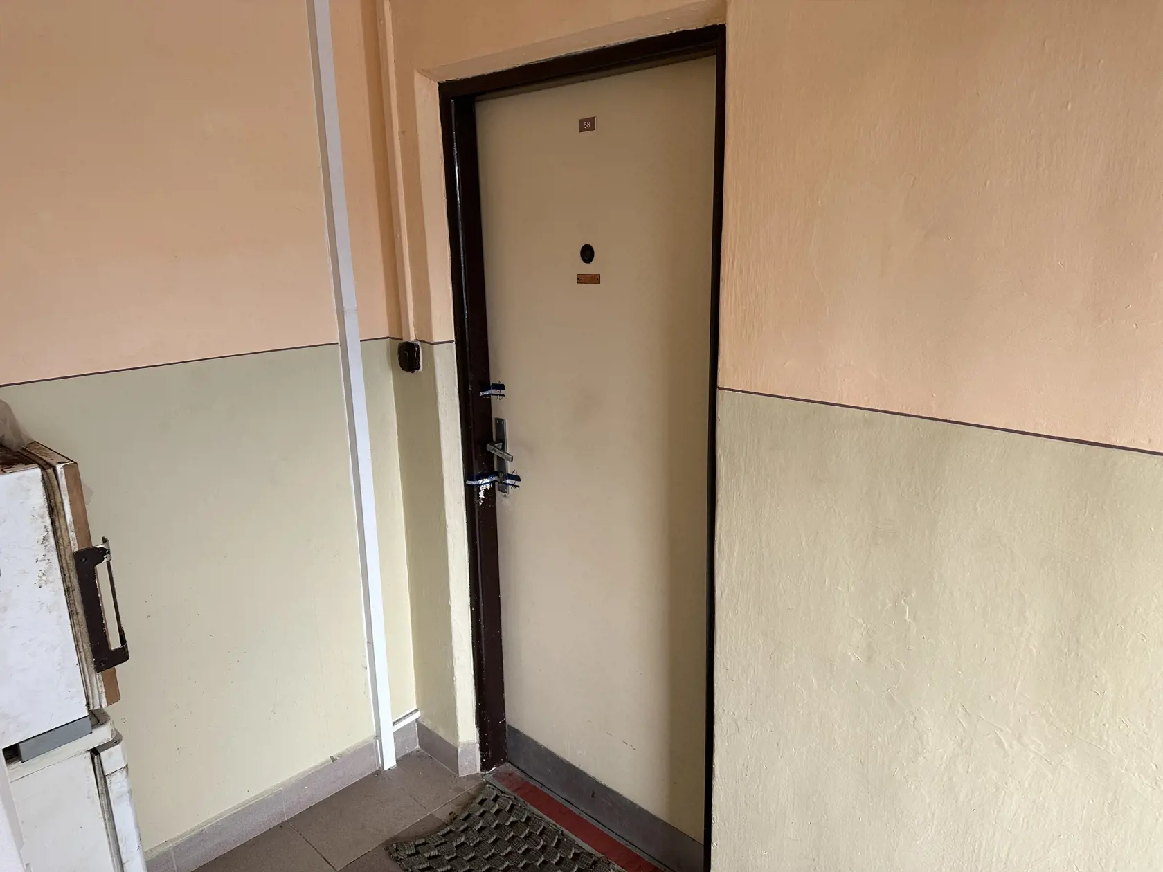 Z miesta činu odviedli v putách dvoch synov nebohého Jozefa, ktorí mali týždne s mŕtvolou rodiča spolunažívať.