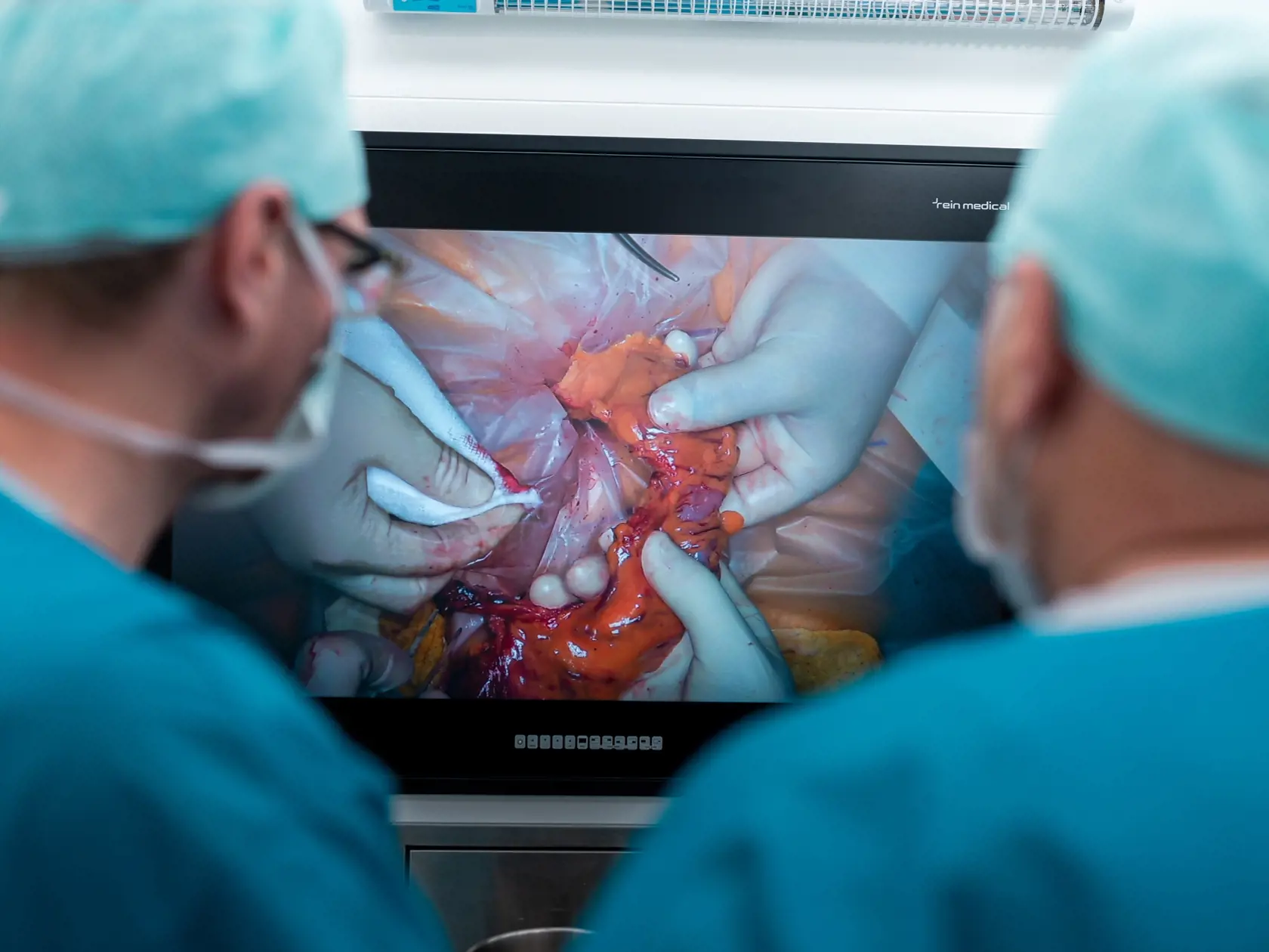 V Nemocnici Bory prebehli prvé operačné zákroky:  2. mája onkogynekologická operácia pod vedením MUDr. Mikuláša Redechu a  3. mája prvá robotická operácia onkochirurgického pacienta pod vedením prof. MUDr. Alexandra Ferka. A 1. júna sa tu narodilo prvé bábätko.