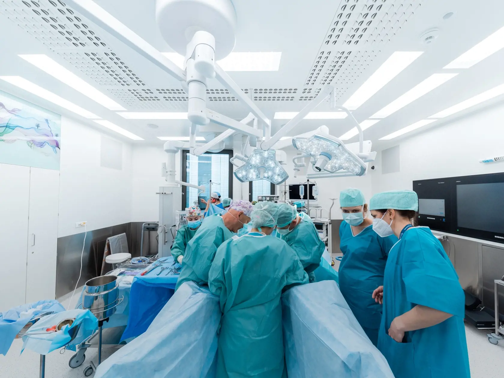 Prvé operačné zákroky:  2. mája onkogynekologická operácia pod vedením MUDr. Mikuláša Redechu a  3. mája prvá robotická operácia onkochirurgického pacienta pod vedením prof. MUDr. Alexandra Ferka.