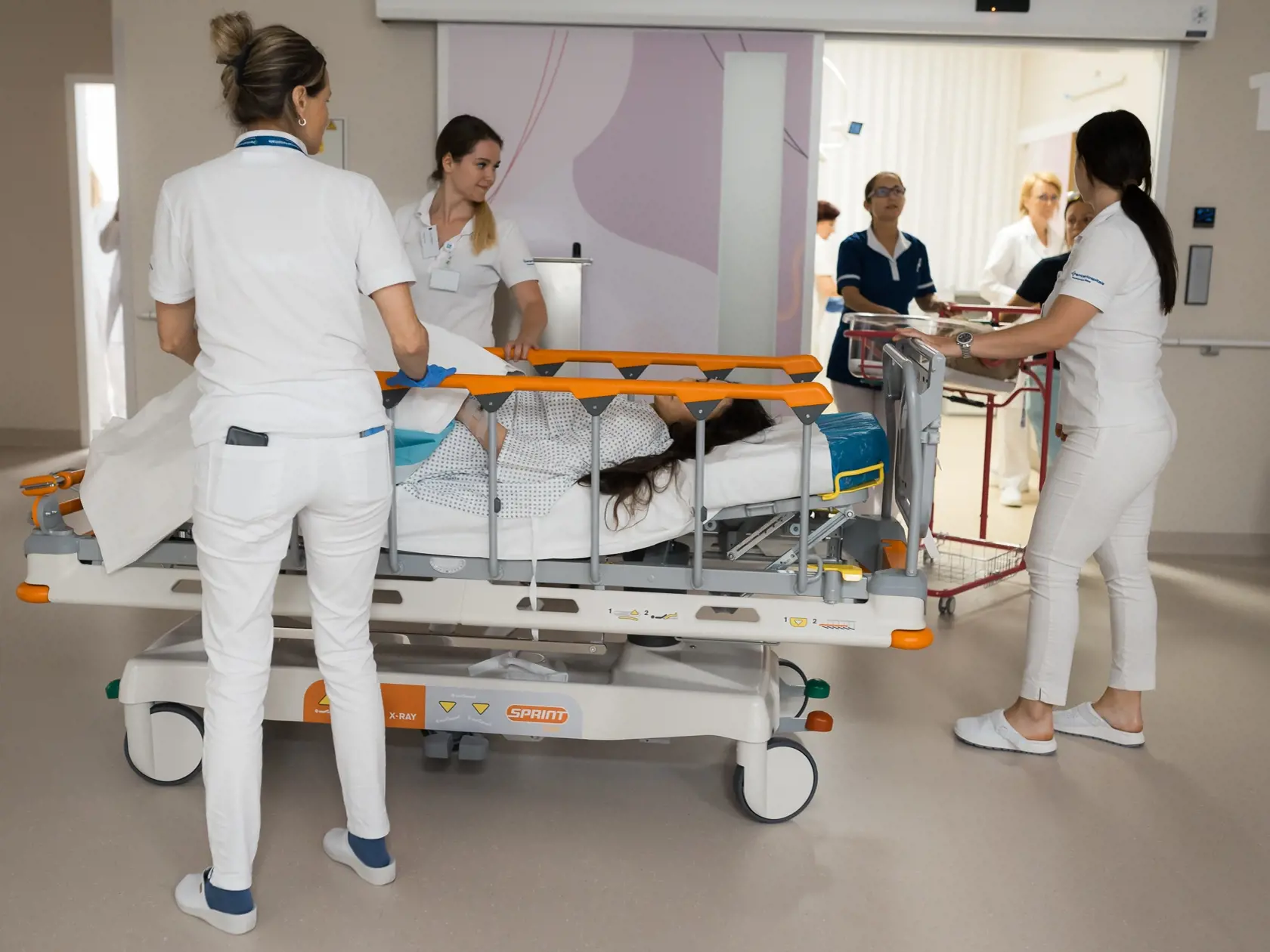 V pôrodnici na Boroch zatiaľ môžu absolvovať plánovaný pôrod iba klientky Dôvery a Unionu. VšZP ztiaľ nemocnicu v oblasti pôrodníctva nezazmluvnila.