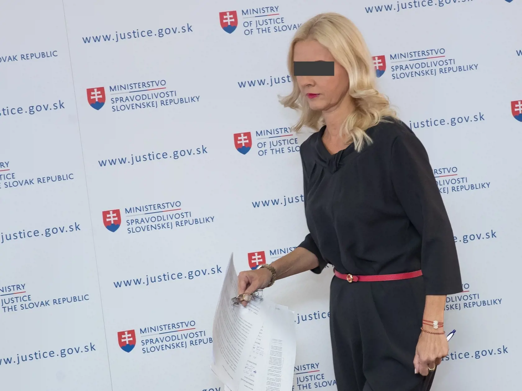 Bývalá štátna tajomníčka Monika Jankovská pred tlačovou konferenciou.