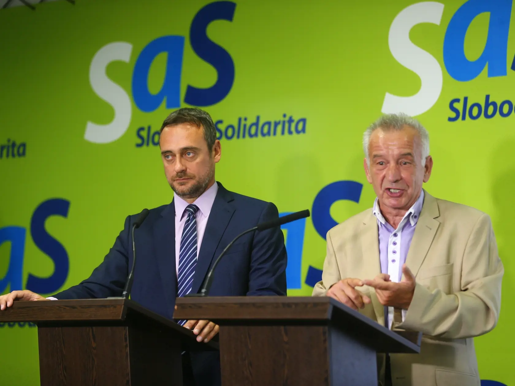 Jozef Rajtár a bývalý námestník generálneho riaditeľa CR SR Peter Cvik na tlačovom briefingu strany Sloboda a Solidarita ako reakcia na tlačovú besedu vedenia Finačnej Správy ku kauze podvody na clách.