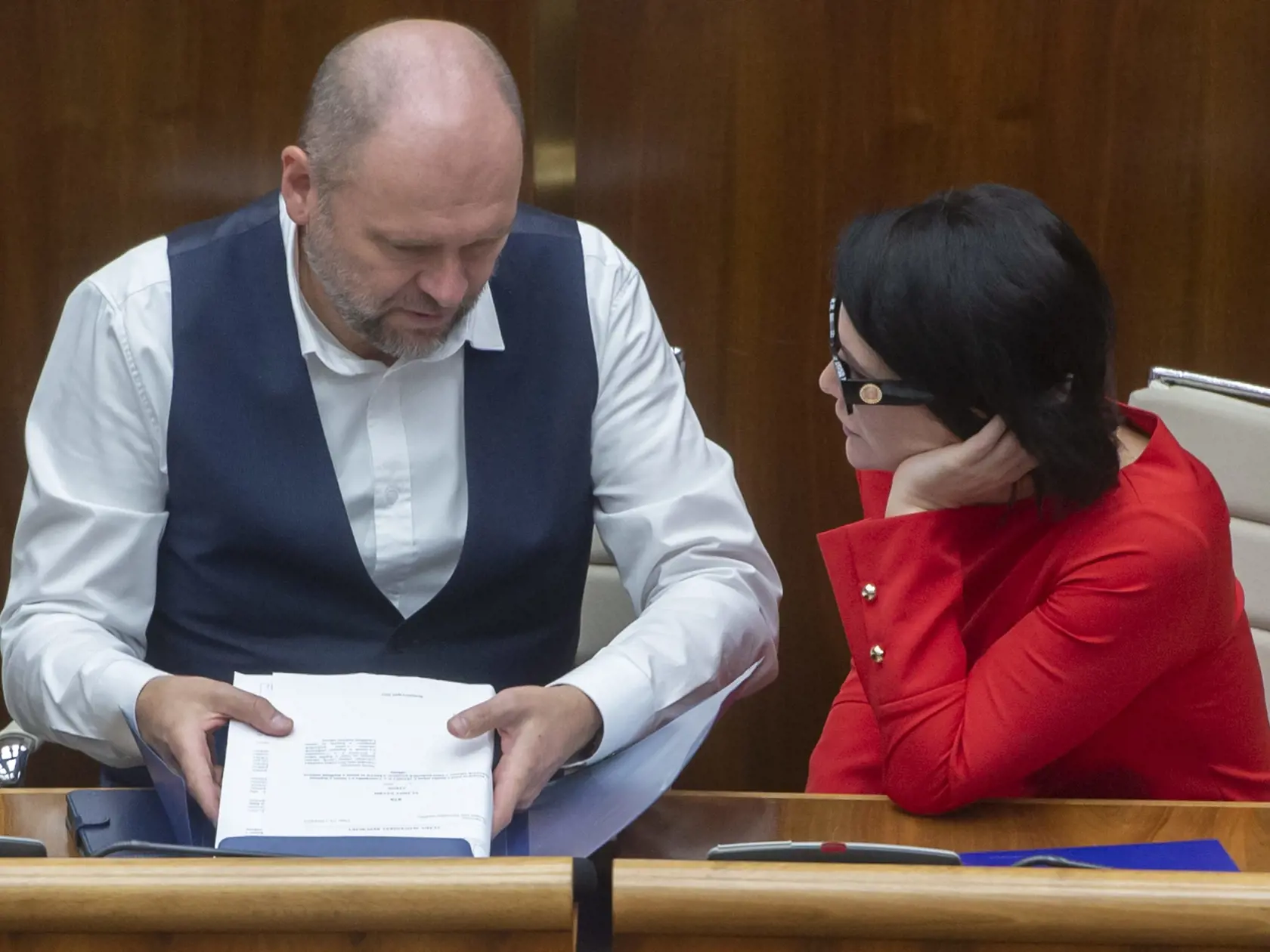 Na snímke podpredseda vlády SR a minister hospodárstva SR Richard Sulík a poslankyňa NR SR Jana Bittó Cigániková (obaja SaS)  počas 65. schôdze Národnej rady SR 4. mája 2022 v Bratislave. FOTO TASR - Martin Baumann