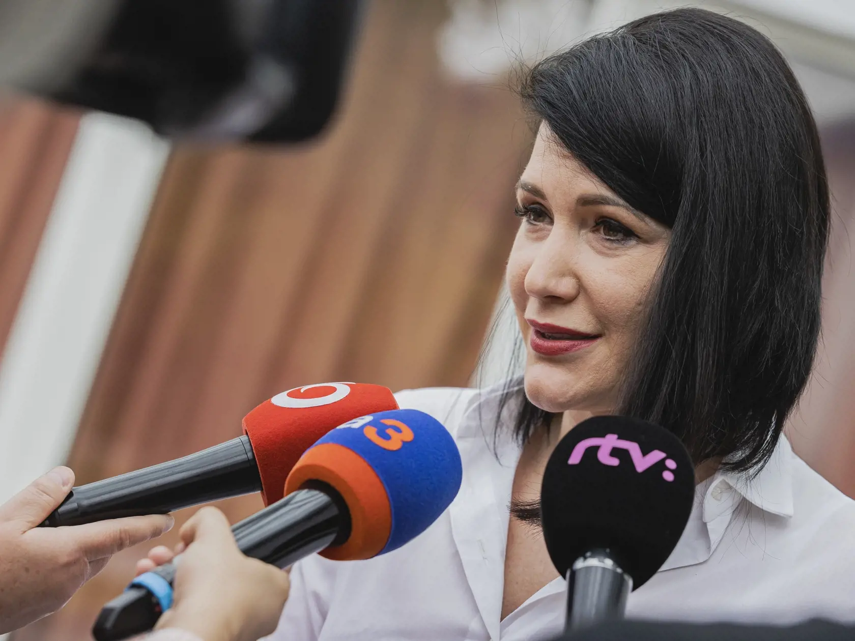 Na snímke poslankyňa NRSR za stranu Sloboda a Solidarita Jana Bittó Cigániková odchádza z budovy TV Markíza po skončení diskusnej relácie Na telo.