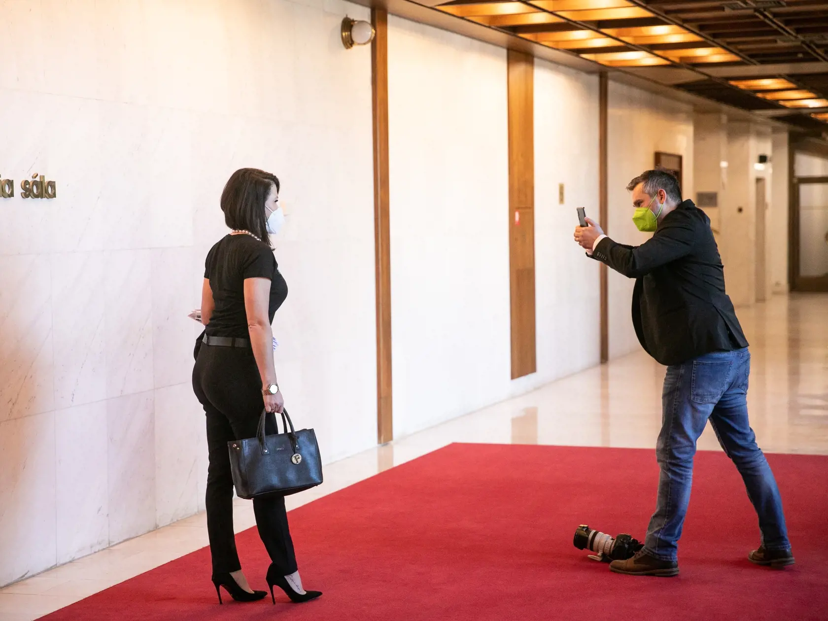 Dodržiavanie nových opatrení v parlamente. Na fotke je Jana Ciganiková.