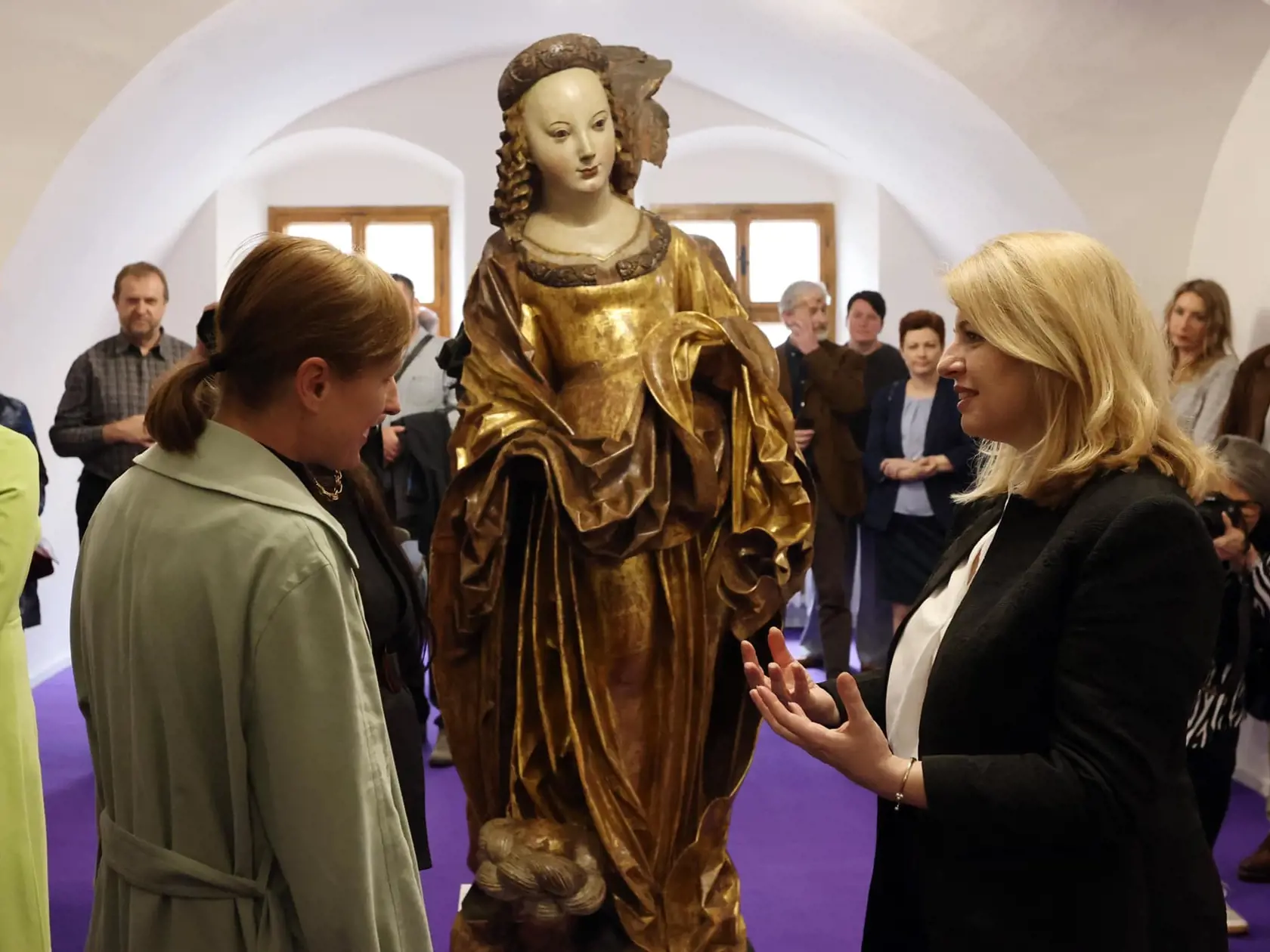 Prezidentka Zuzana Čaputová navštívila v stredu (7.6.) historickú Banskú Štiavnicu. Návšteva súvisela aj s nedávnym požiarom, ktorý zničil viaceré historické budovy aj muzeálne exponáty.