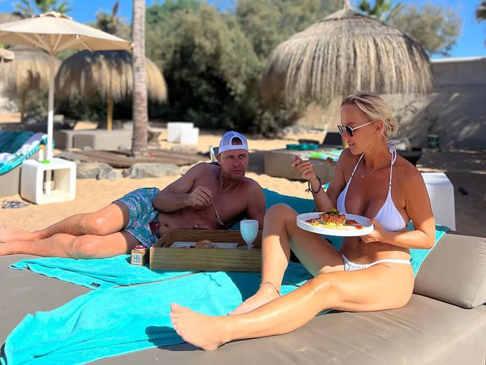 Zuzana a Vlasta na pláži na Tenerife.