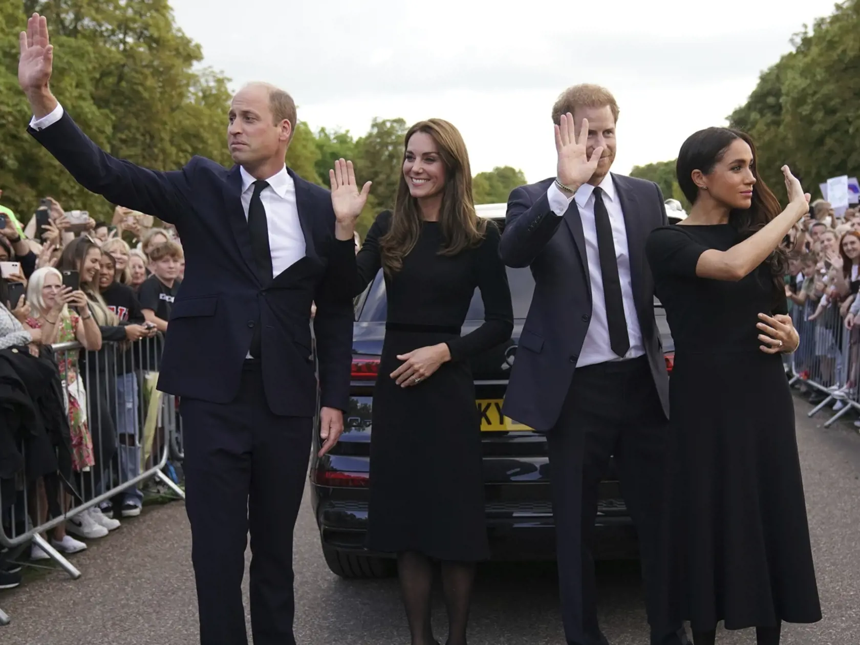 Na snímke zľava britský princ William, jeho manželka Kate, princezná z Walesu, britský princ Harry a jeho manželka Meghan, vojvodkyňa zo Sussexu mávajú verejnosti po smrti zosnulej britskej kráľovnej Alžbety II. pred hradom Windsor 10. septembra 2022.