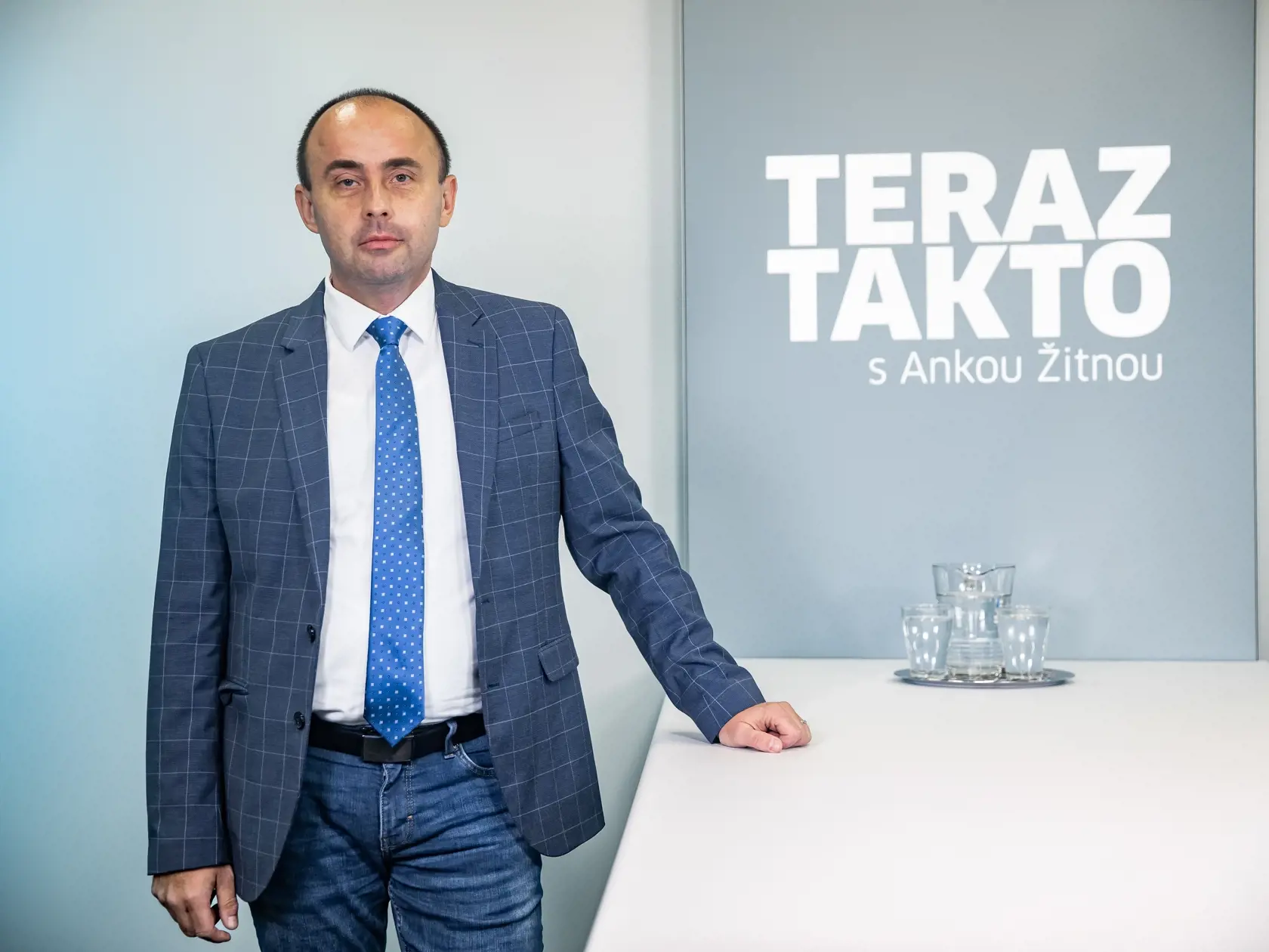 Diskusná relácia “Teraz Takto”, ktorej hosťom bol Radoslav Štefančík. Hovoril o spájaní mini strán.