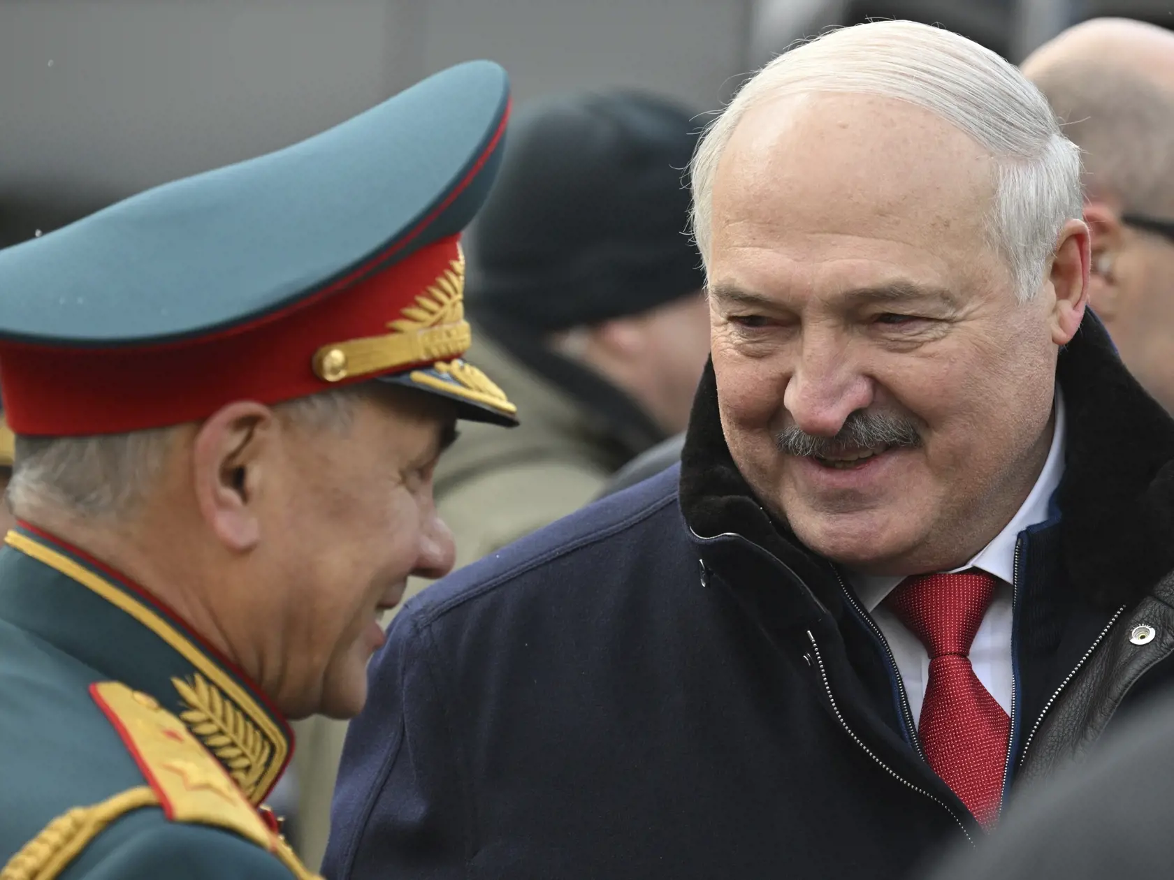 Ruský minister obrany Sergej Šojgu (vľavo) a bieloruský prezident  Alexandr Lukašenko sa rozprávajú po vojenskej prehliadke pri príležitosti 79. výročia ukončenia druhej svetovej vojny v Moskve vo štvrtok 9. mája 2024.