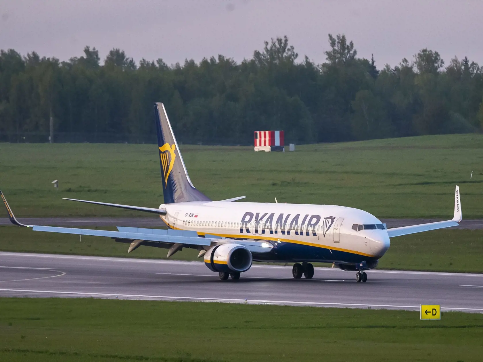 WA 19 archív Vilnius - Na archívnej snímke z 23. mája 2021 lietadlo spoločnosti Ryanair s registračným číslom SP-RSM, ktorým cestoval bieloruský novinár Raman Pratasevič, pristáva na medzinárodnom letisku vo Vilniuse.  Let spoločnosti Ryanair, ktorý 23. mája 2021 smeroval z Grécka do Litvy, musel núdzovo pristáť v Minsku a bieloruské úrady následne zatkli dvoch pasažierov na palube tohto lietadla – novinára Ramana Prataseviča a jeho priateľku, ruskú občianku Sofiu Sapegovú. Varovanie pred bombou