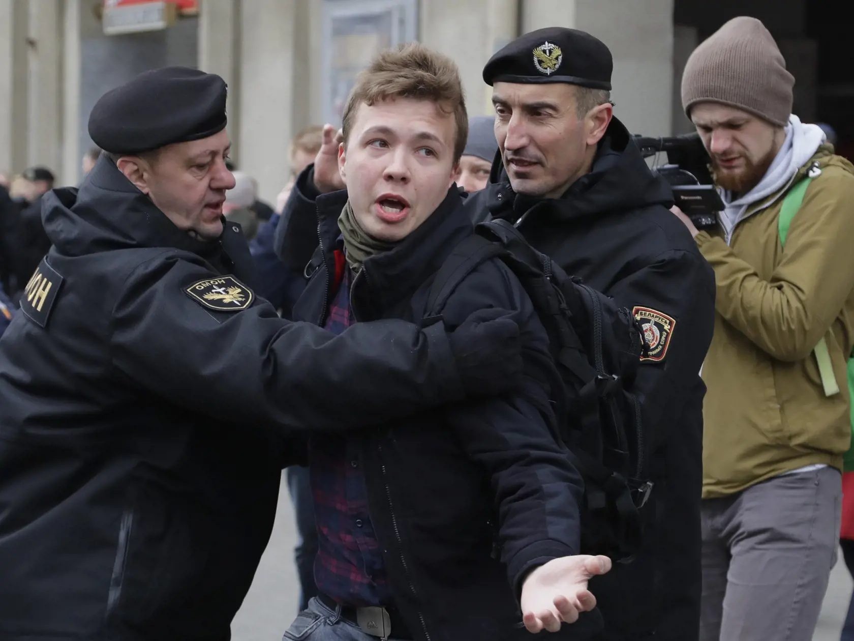 WA 64 archív Minsk - Na archívnej snímke z 26. marca 2017 bieloruskí policajti zadržiavajú aktivistu a novinára Ramana Prataseviča v Minsku. Bieloruský súd odsúdil aktivistu a novinára Ramana Prataseviča na osem rokov odňatia slobody v stredu 3. mája 2023. Pratasevič bol obvinený z podnecovania nepokojov a plánov na uchopenie štátnej moci. Tento aktivista je jedným zo zakladateľov bieloruskej opozičnej mediálnej platformy Nexta a žil v exile. FOTO TASR/AP 

FILE - Belarus police arrest journalis