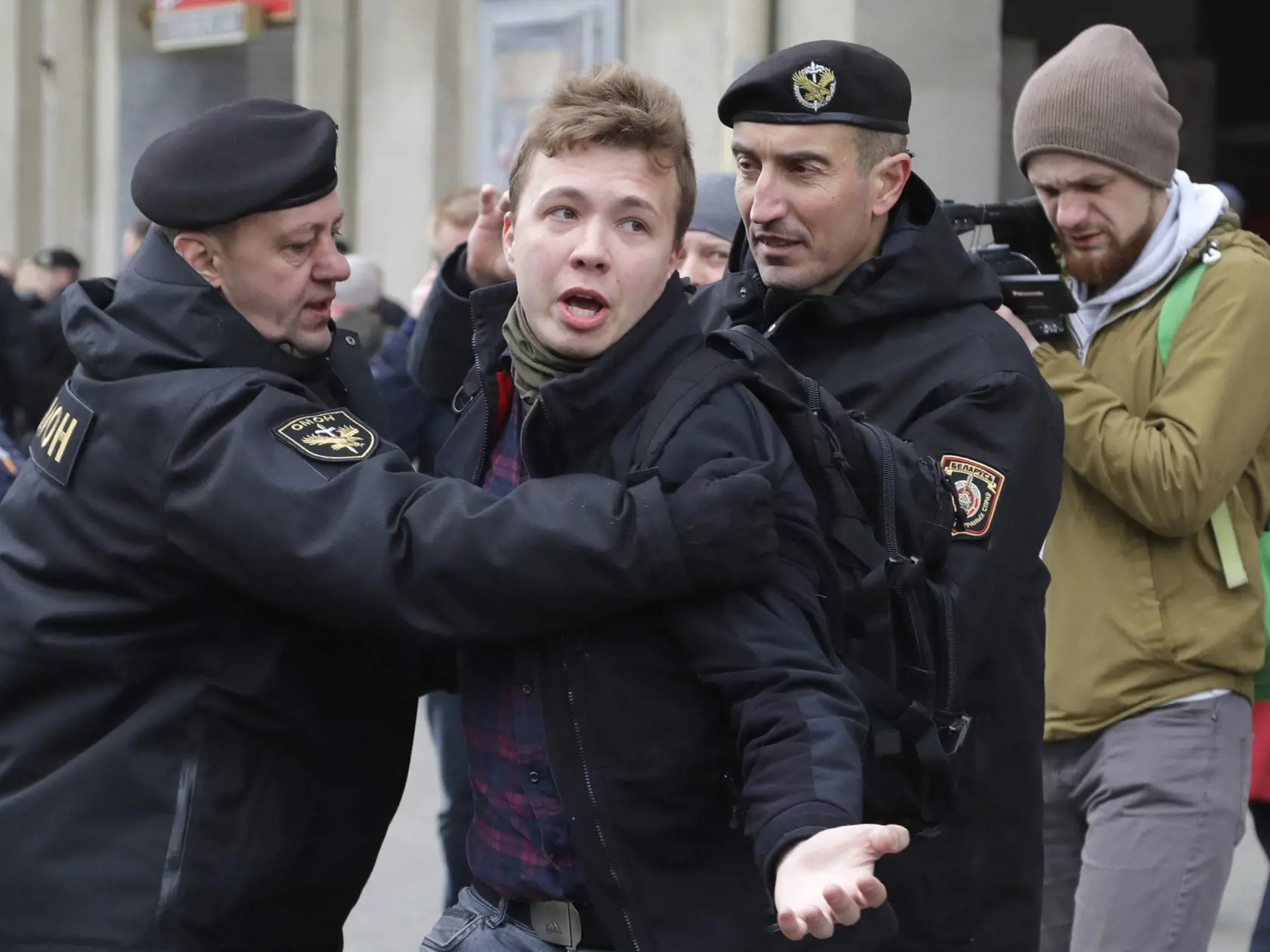 KK39 archív Minsk - Na archívnej snímke z 26. marca 2017 bieloruskí policajti zadržiavajú aktivistu a novinára Ramana Prataseviča v Minsku. Bieloruského aktivistu a novinára Ramana Prataseviča, ktorého začiatkom mája odsúdili na osem rokov väzenia, údajne omilostili. Prataseviča pritom len začiatkom mája v Bielorusku odsúdili na osemročné väzenie za podnecovanie terorizmu, organizovanie masových nepokojov, hanobenie bieloruského prezidenta Alexandra Lukašenka a ďalšie trestné činy. FOTO TARS/AP
