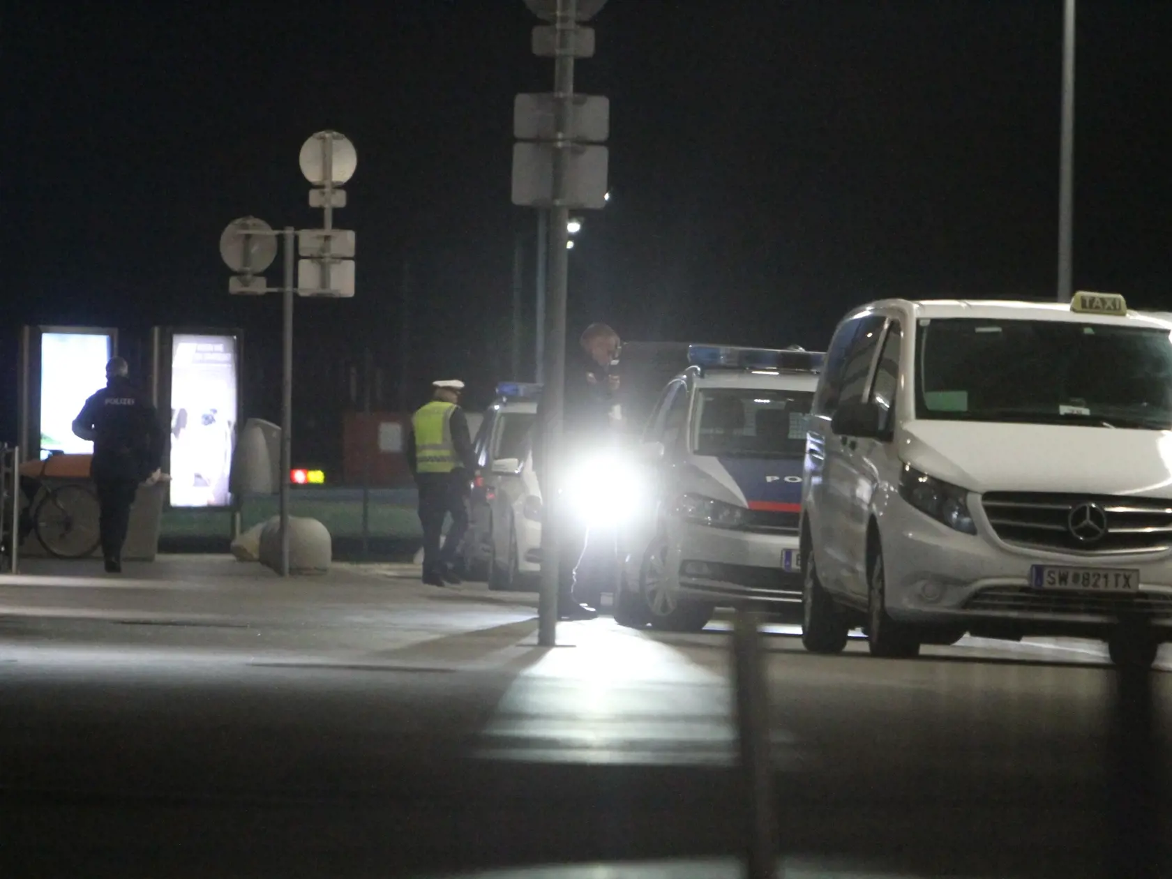 Viedenské letisko. Na mieste sa objavili rakúsku policajti.