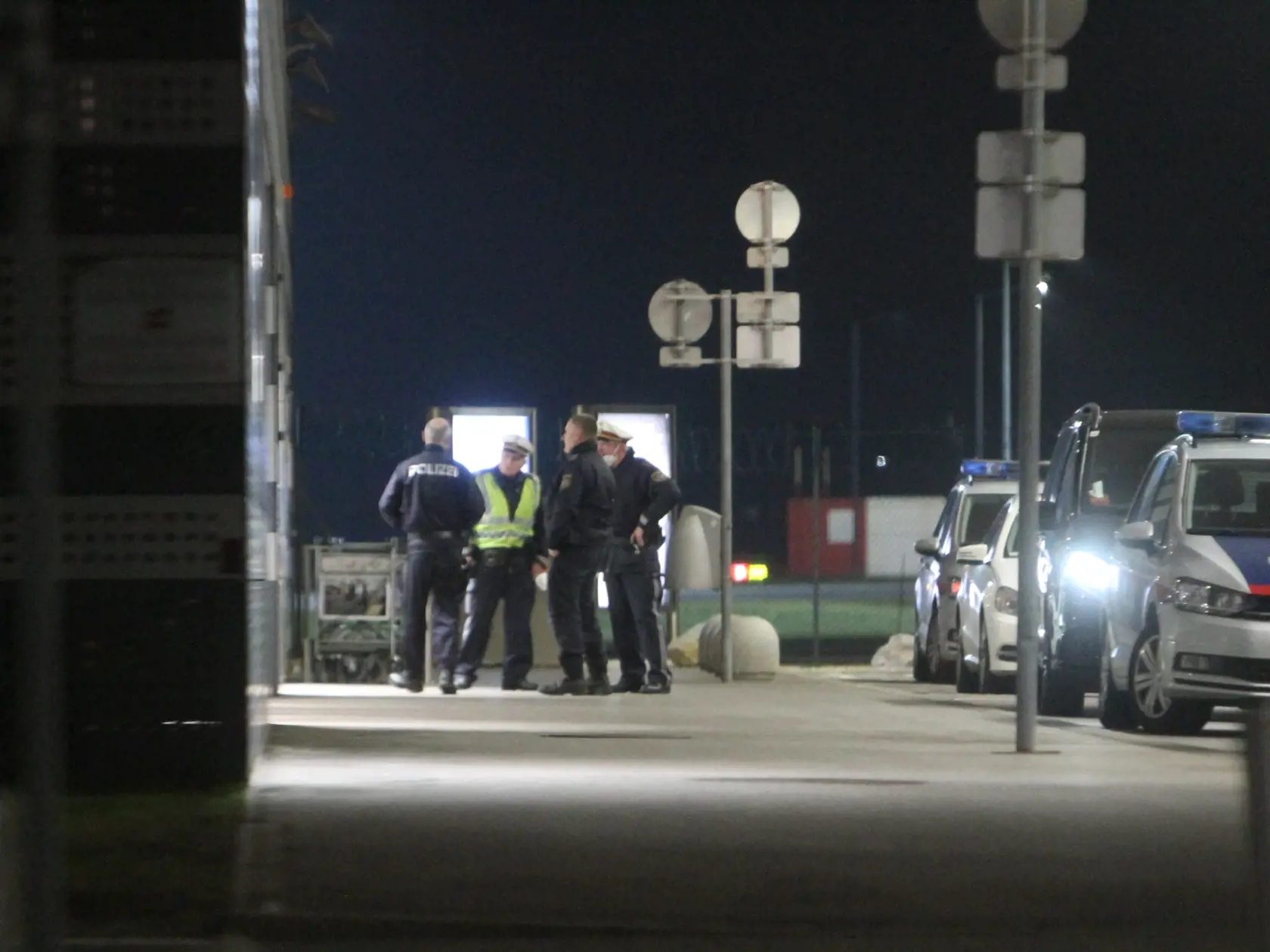 Viedenské letisko. Na mieste sa objavili rakúsku policajti.