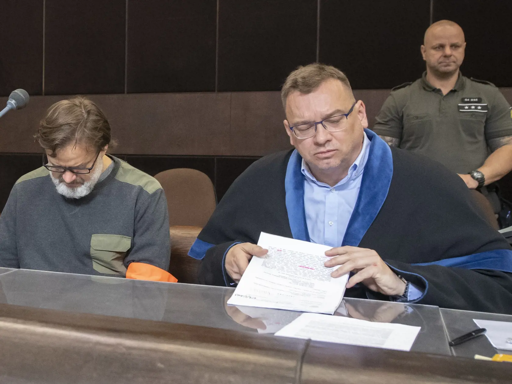 Na snímke Dušan D. (vľavo) a jeho obhajca Jiří Kučera na súdnom pojednávaní 8. júna 2023 v Bratislave. Dušan D. pod vplyvom alkoholu šoféroval vlani 2. októbra neskoro večer auto, ktoré narazilo v centre Bratislavy do zastávky mestskej hromadnej dopravy Zochova. Nehoda si vyžiadala piatich mŕtvych a niekoľko zranených. Dušan D. je väzobne stíhaný od októbra 2022 pre dôvodnú obavu z pokračovania v trestnej činnosti. FOTO TASR - Martin Baumann