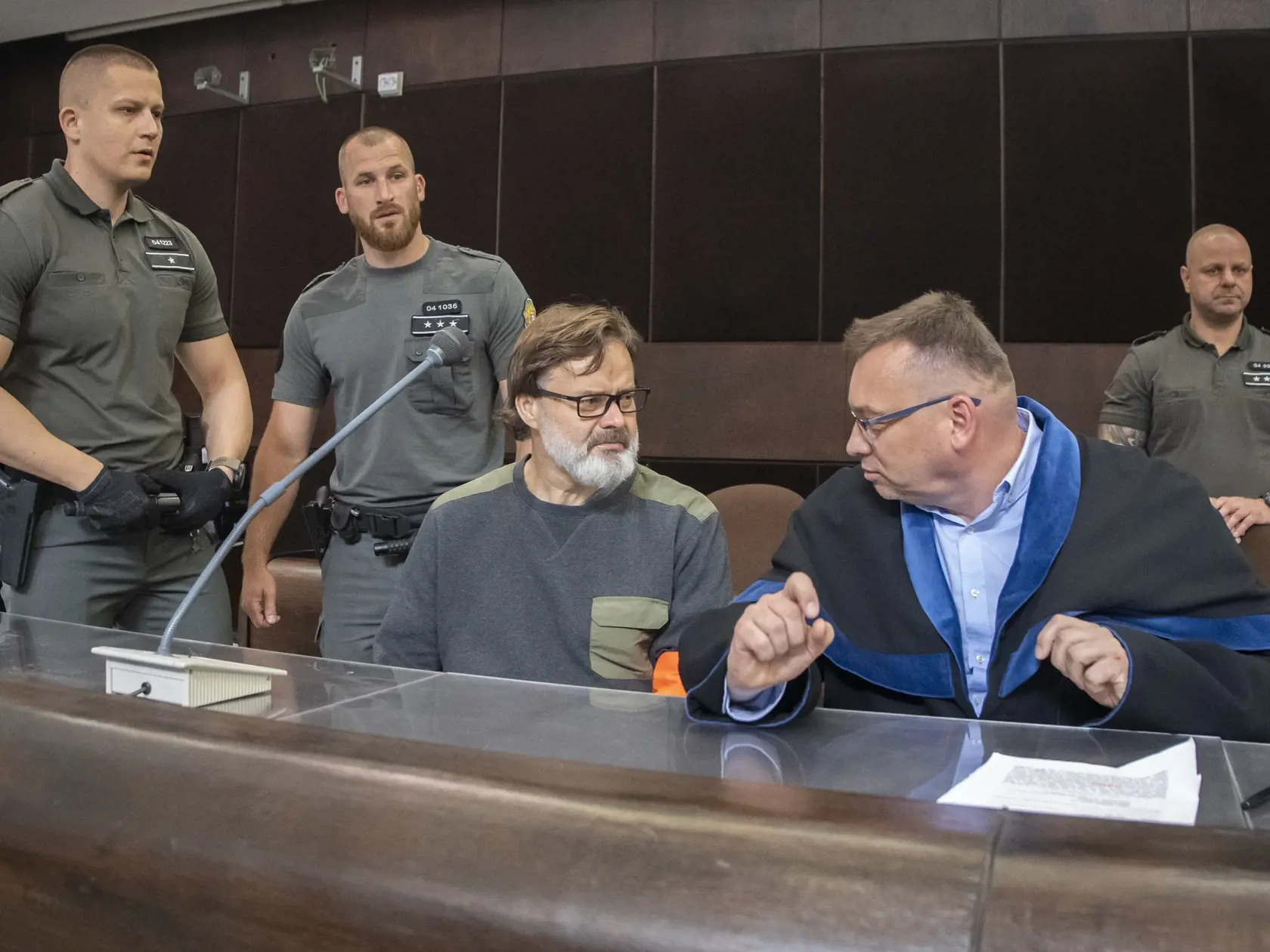 Na snímke Dušan D. (druhý vpravo) a jeho obhajca Jiří Kučera na súdnom pojednávaní 8. júna 2023 v Bratislave. Dušan D. pod vplyvom alkoholu šoféroval vlani 2. októbra neskoro večer auto, ktoré narazilo v centre Bratislavy do zastávky mestskej hromadnej dopravy Zochova. Nehoda si vyžiadala piatich mŕtvych a niekoľko zranených. Dušan D. je väzobne stíhaný od októbra 2022 pre dôvodnú obavu z pokračovania v trestnej činnosti. FOTO TASR - Martin Baumann