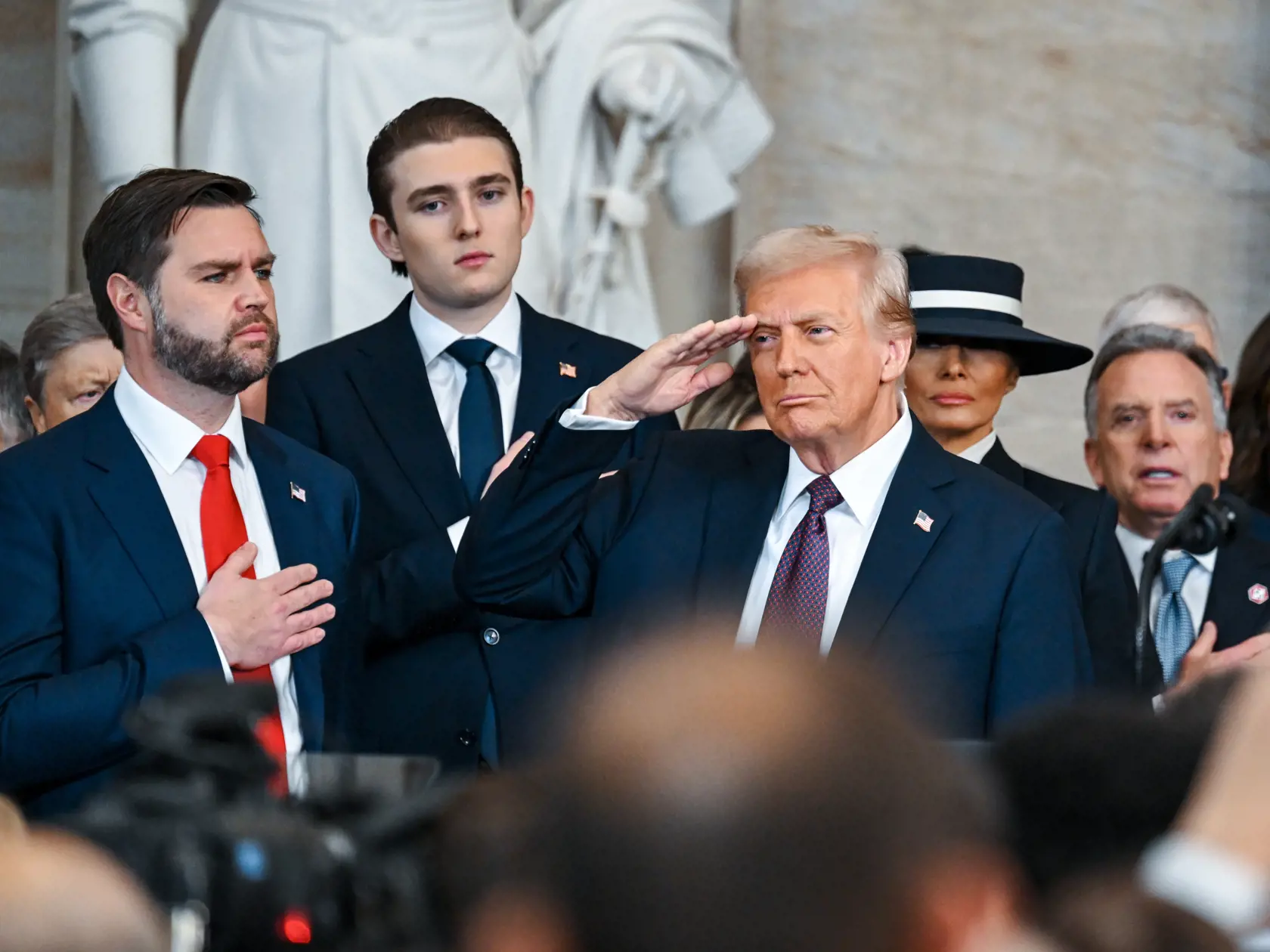 Donald Trumpa a za ním jeho syn Barron vo Washintone, 20. januára 2025.